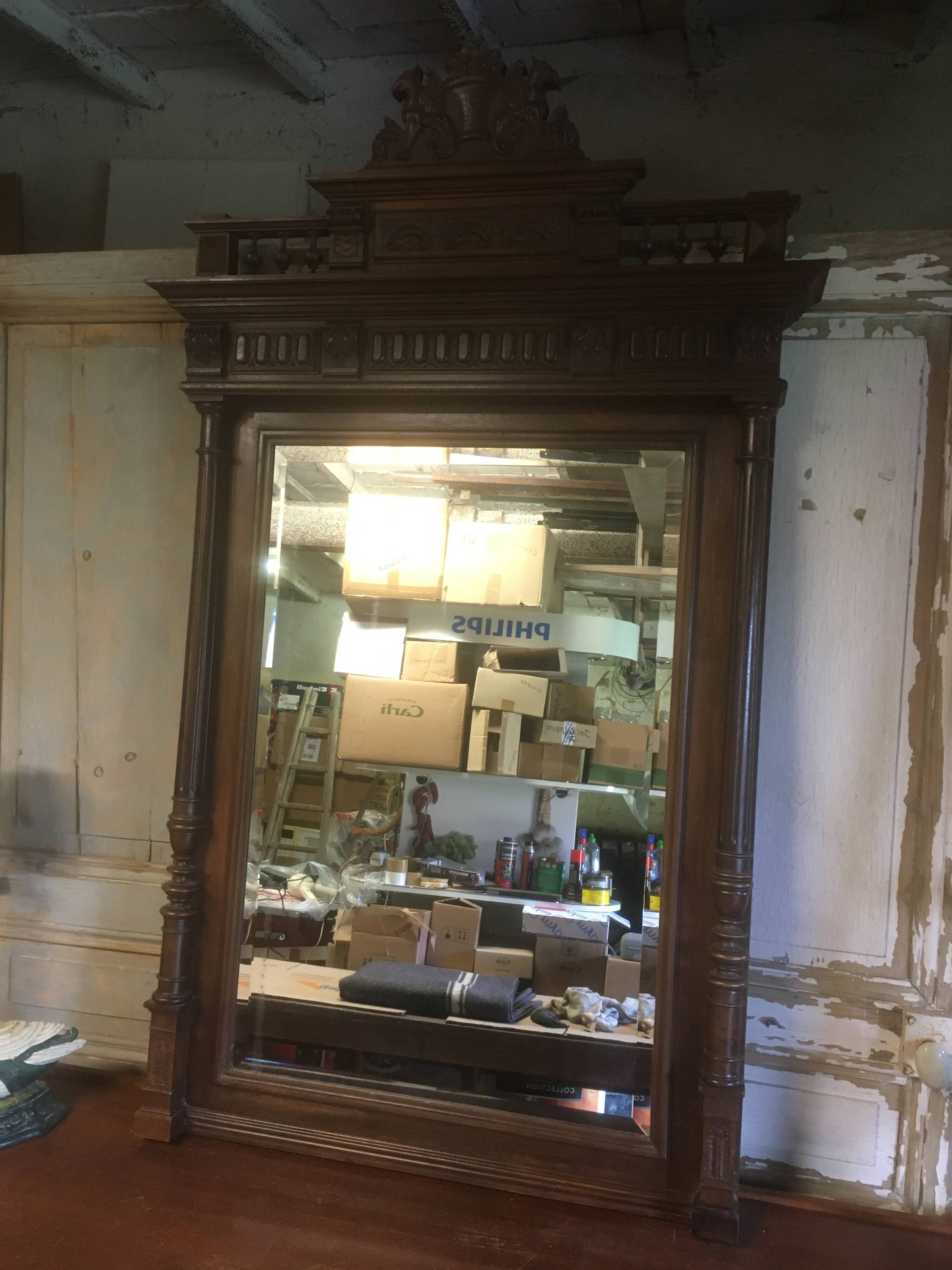 Miroir biseauté de style Henri ii en noyer