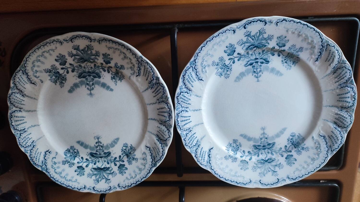 Paire d'assiettes à dessert Régence par saint Amand