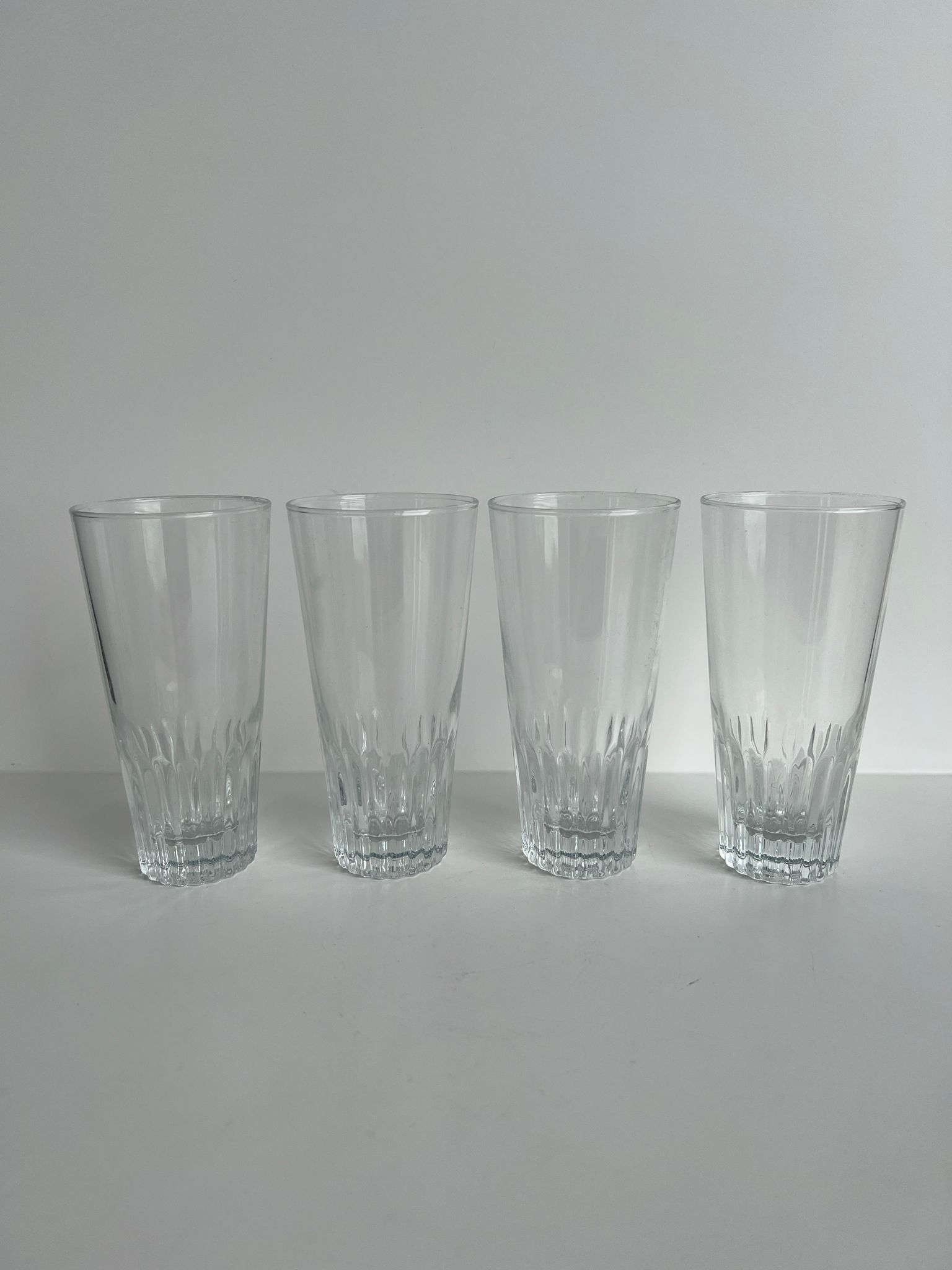 Set of 4 glasses with orangeade H: 12,5cm