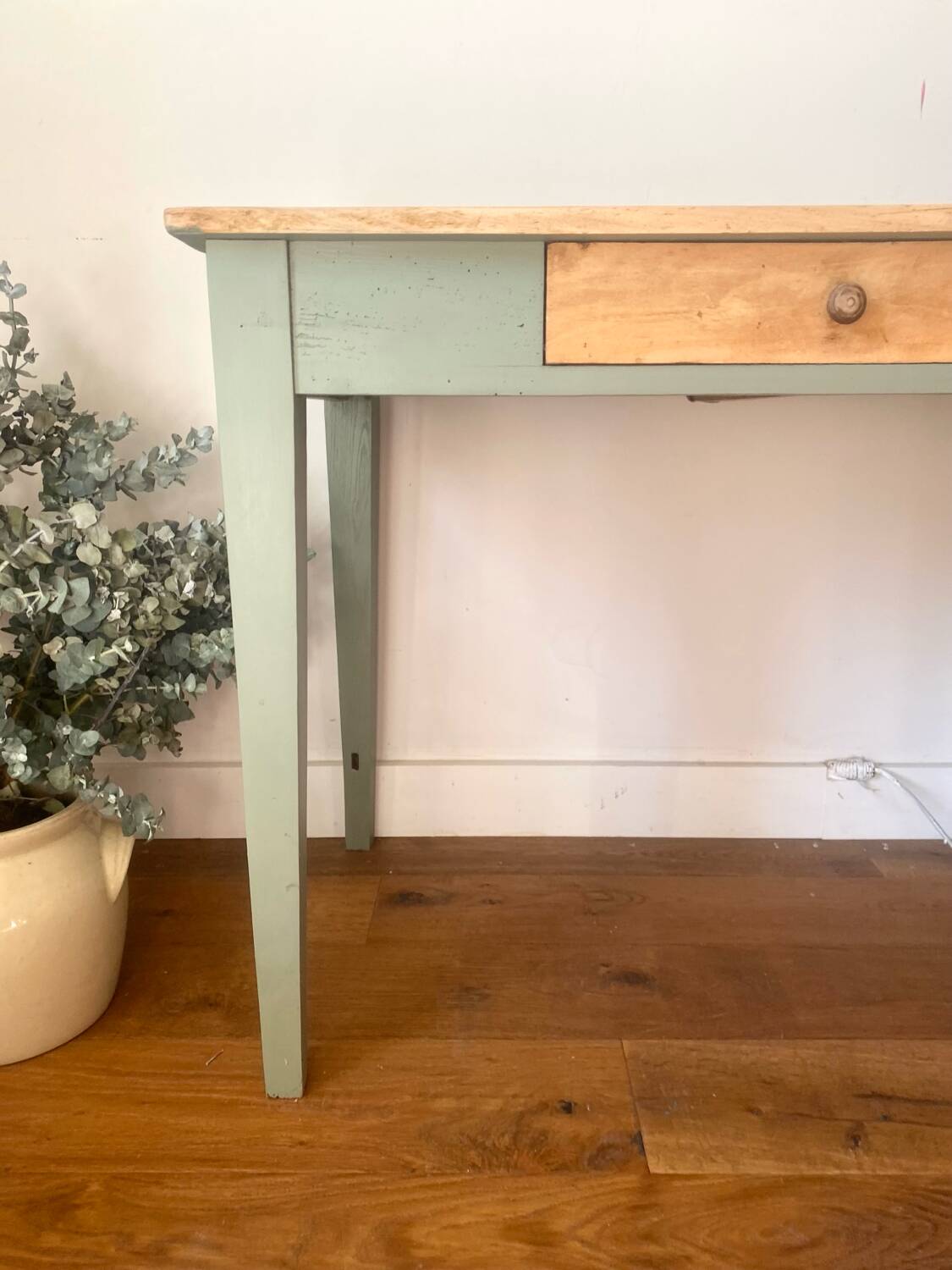 Very nice desk for primary or secondary school children.