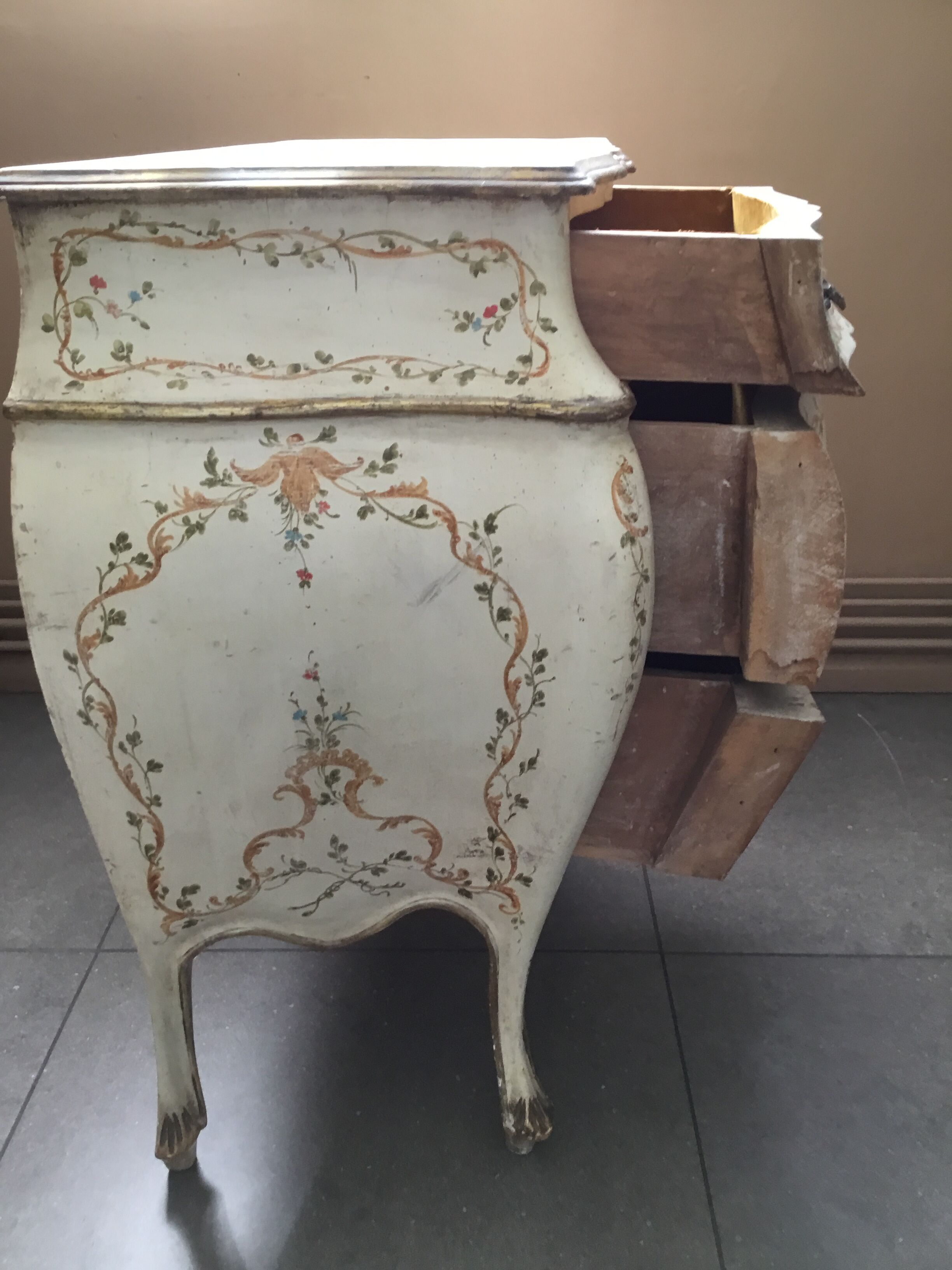 Venetian chest of drawers