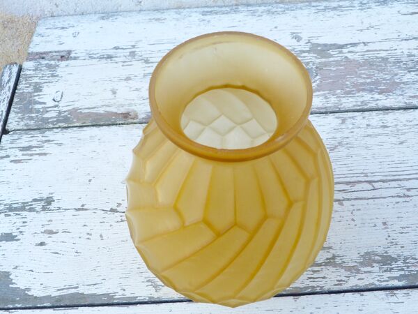 Vase Art Deco en verre pressé moulé jaune, 1920