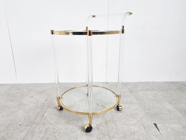 Chariot à boissons en laiton et lucite, années 1970