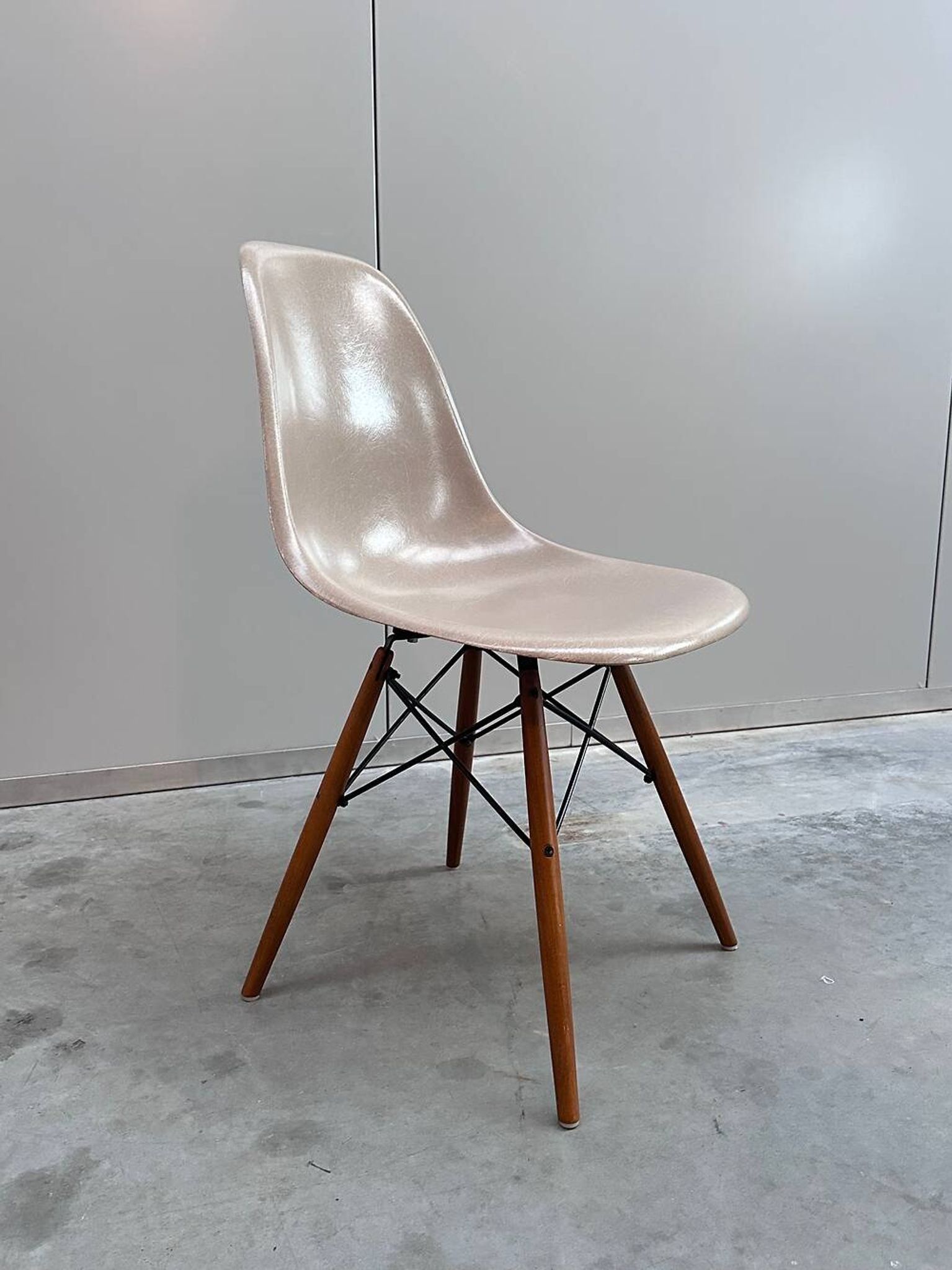 Set of 10 fibreglass & walnut DSW chairs, Charles & Ray Eames, Herman Miller, 60s-70s