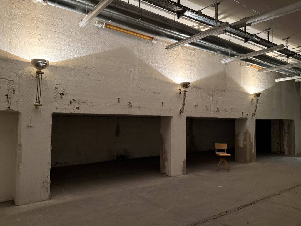 Ensemble de 3 grands appliques murales, lumières de hall, sur mesure, en laiton, partiellement chromé, style Art Déco, France, années 1950.