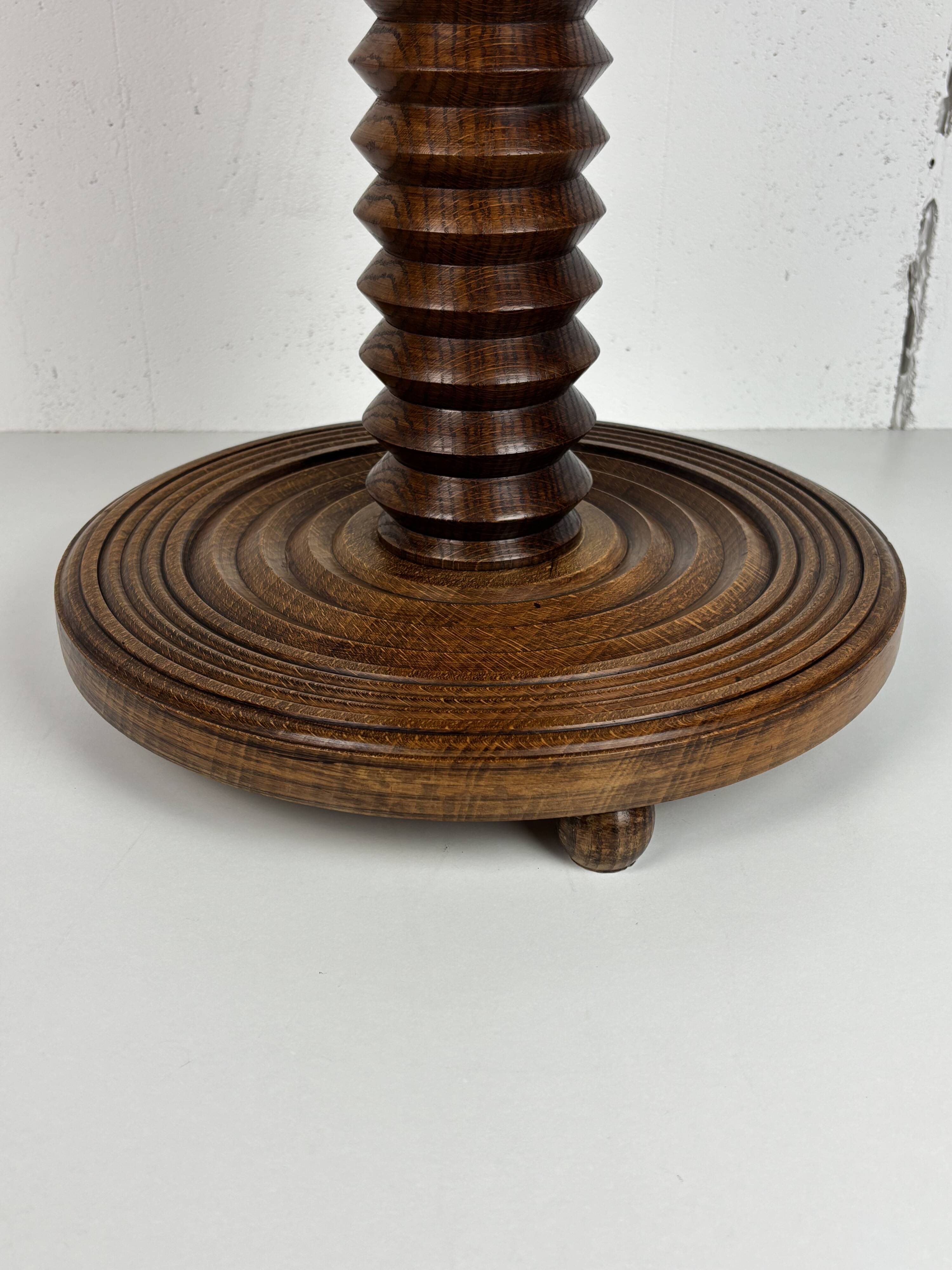 Table d'appoint brutaliste en bois tourné avec pressoir à vin
