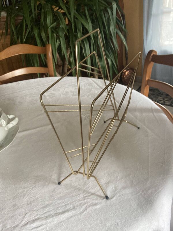 Porte-revues / porte-magazines vintage en métal doré