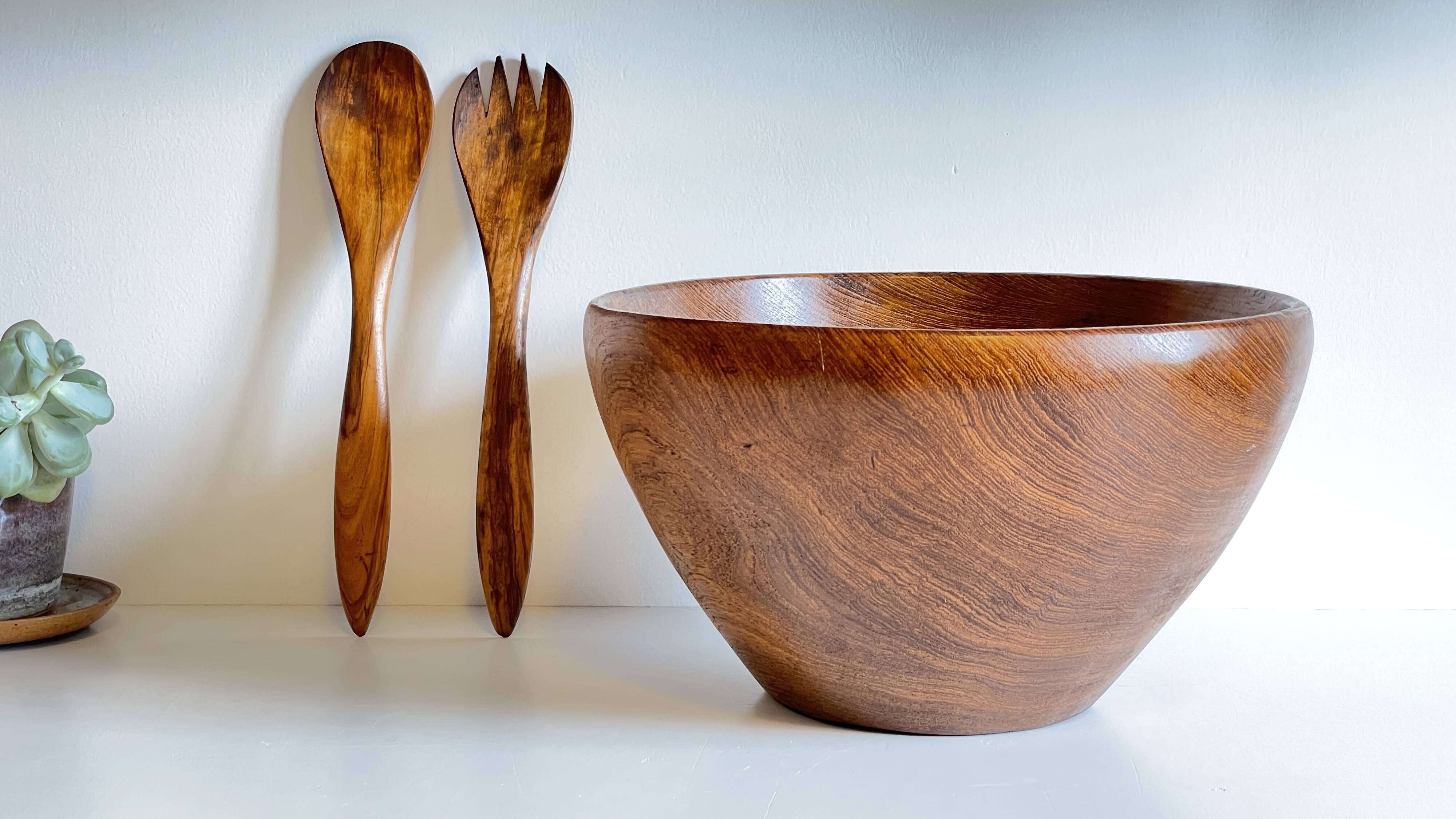 Scandinavian salad bowl in solid teak and cutlery