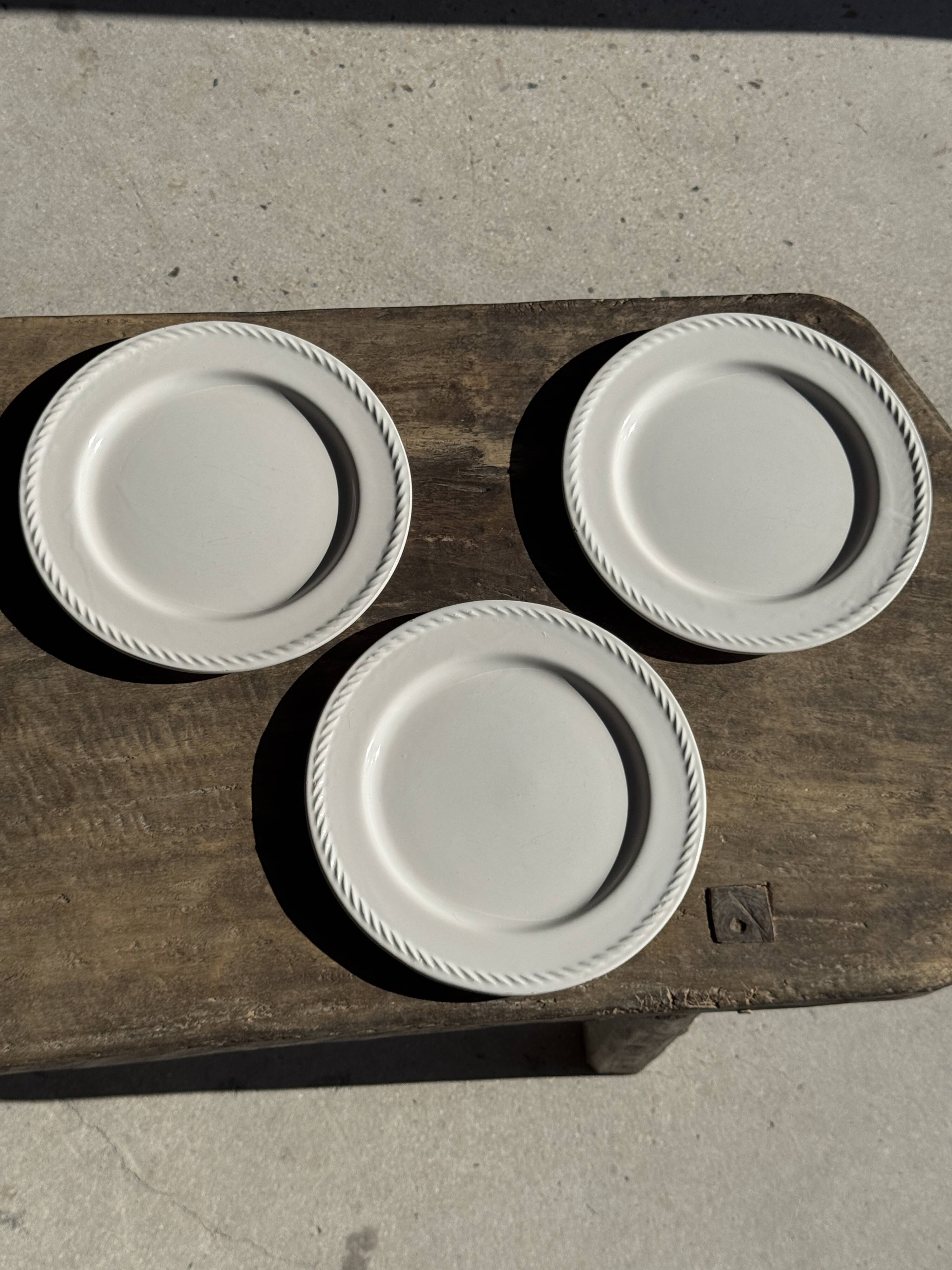 Set of 3 large classic white plates D24.5