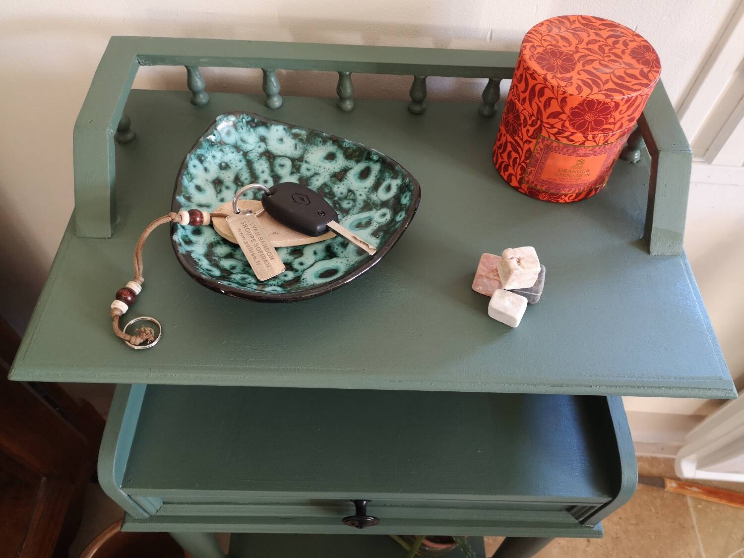 Entrance empty pocket furniture