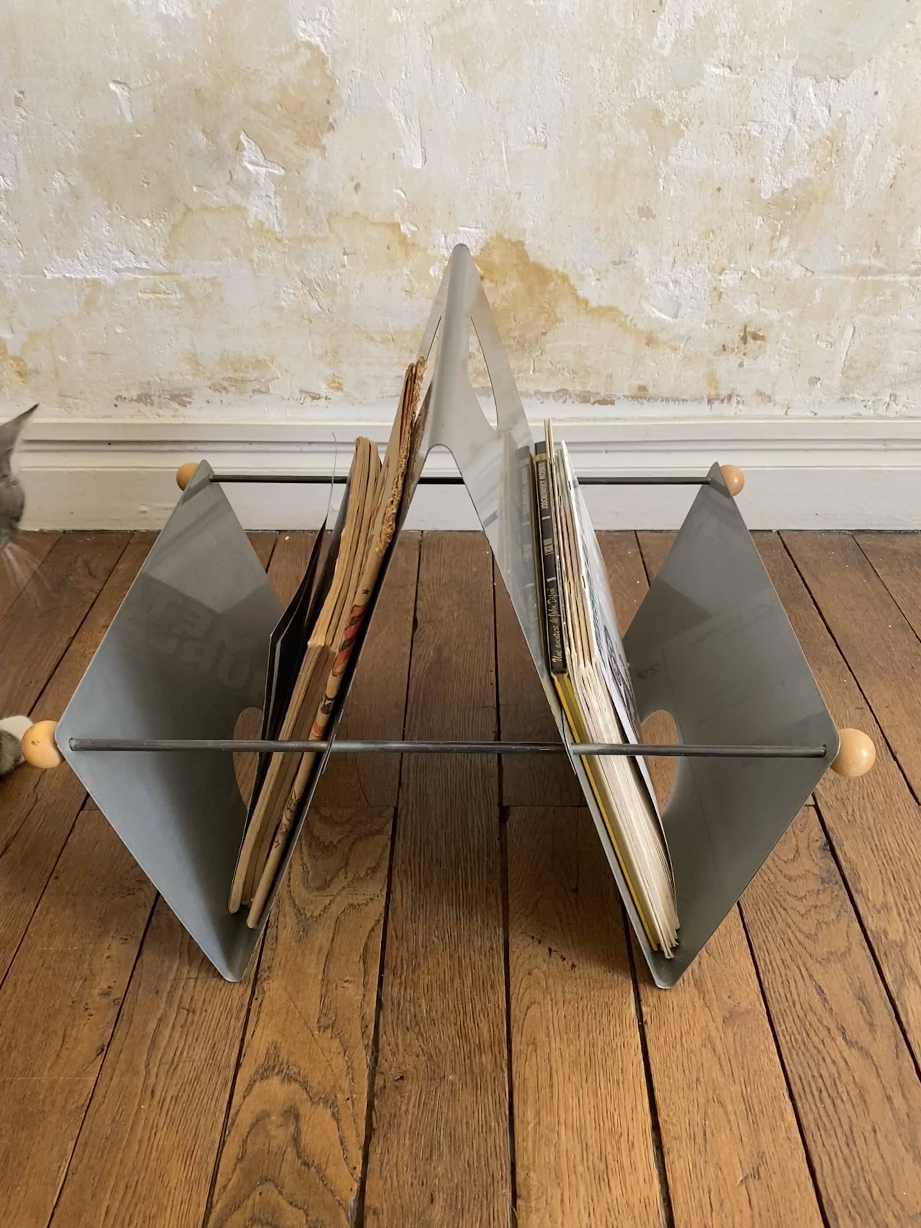 Memphis style magazine rack