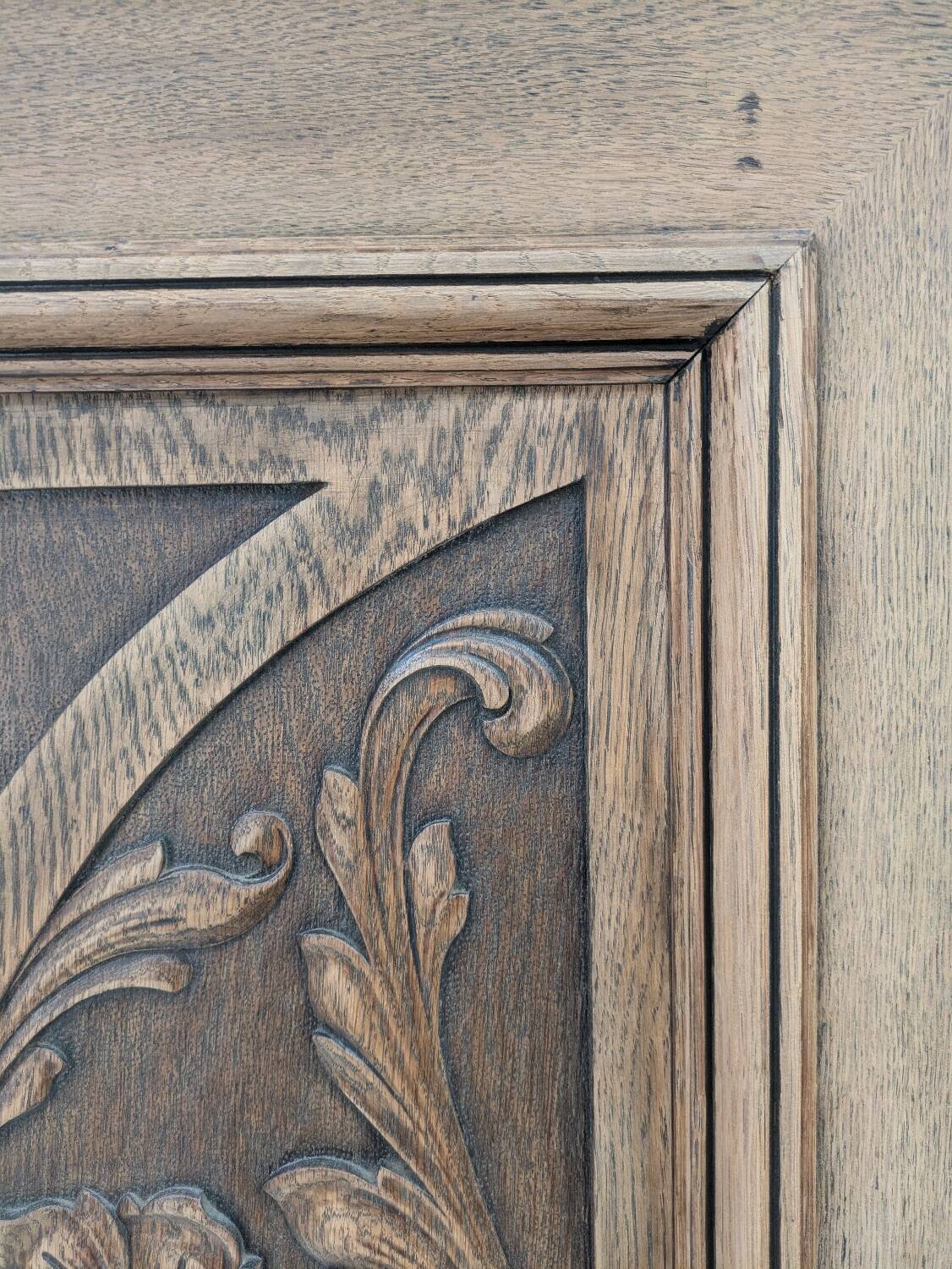 Armoire sculptée