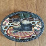 Dessous de plat en fonte avec un motif de chat sur son tapis