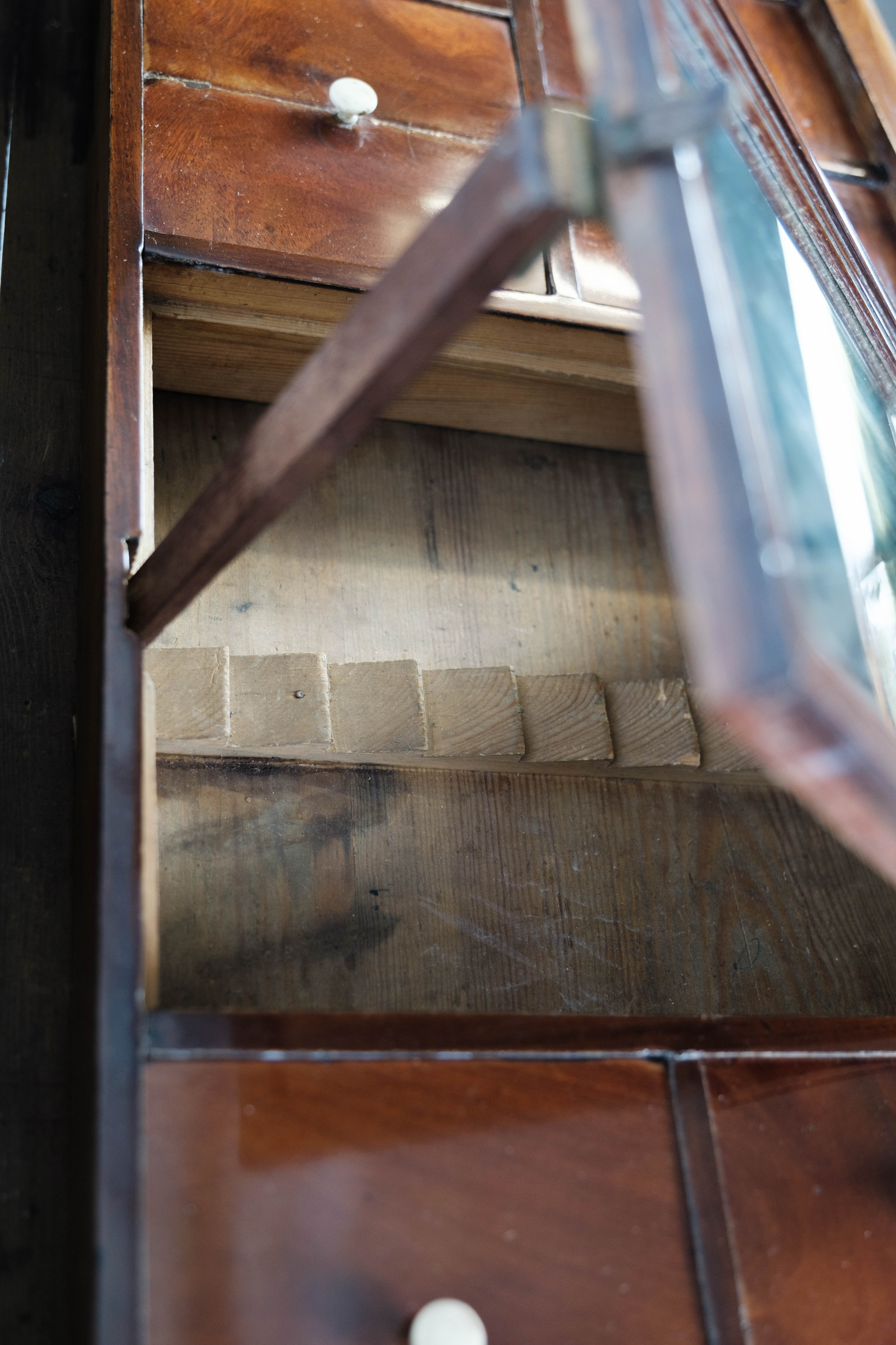 Empire chest of drawers of polished mahogany, 1820