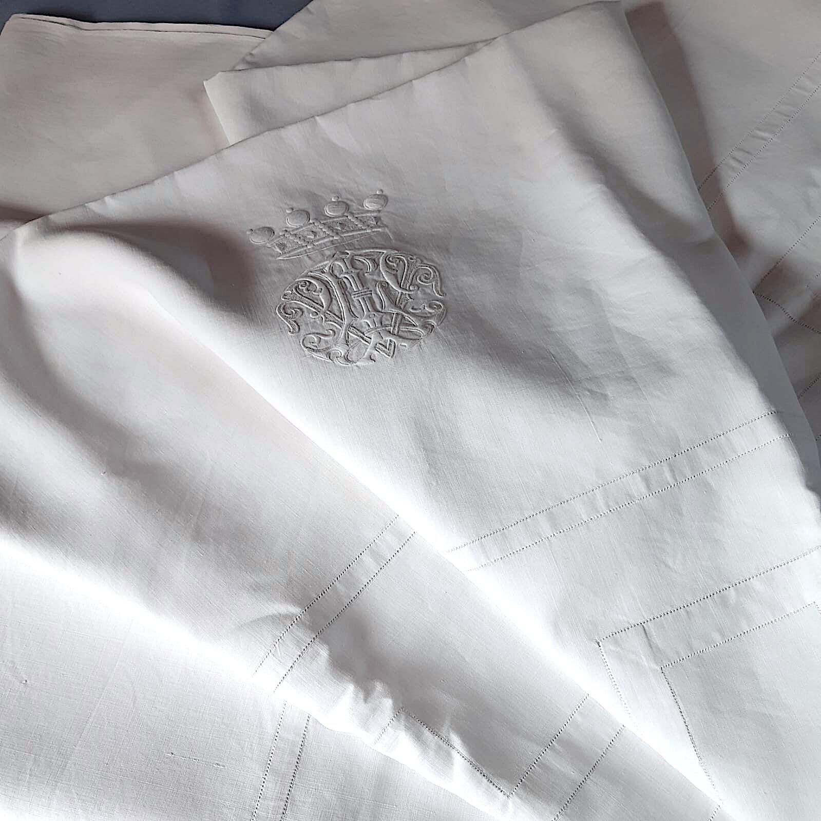 drap de château à couronne de baron 2m60 x 3m80 monogrammé "LT"