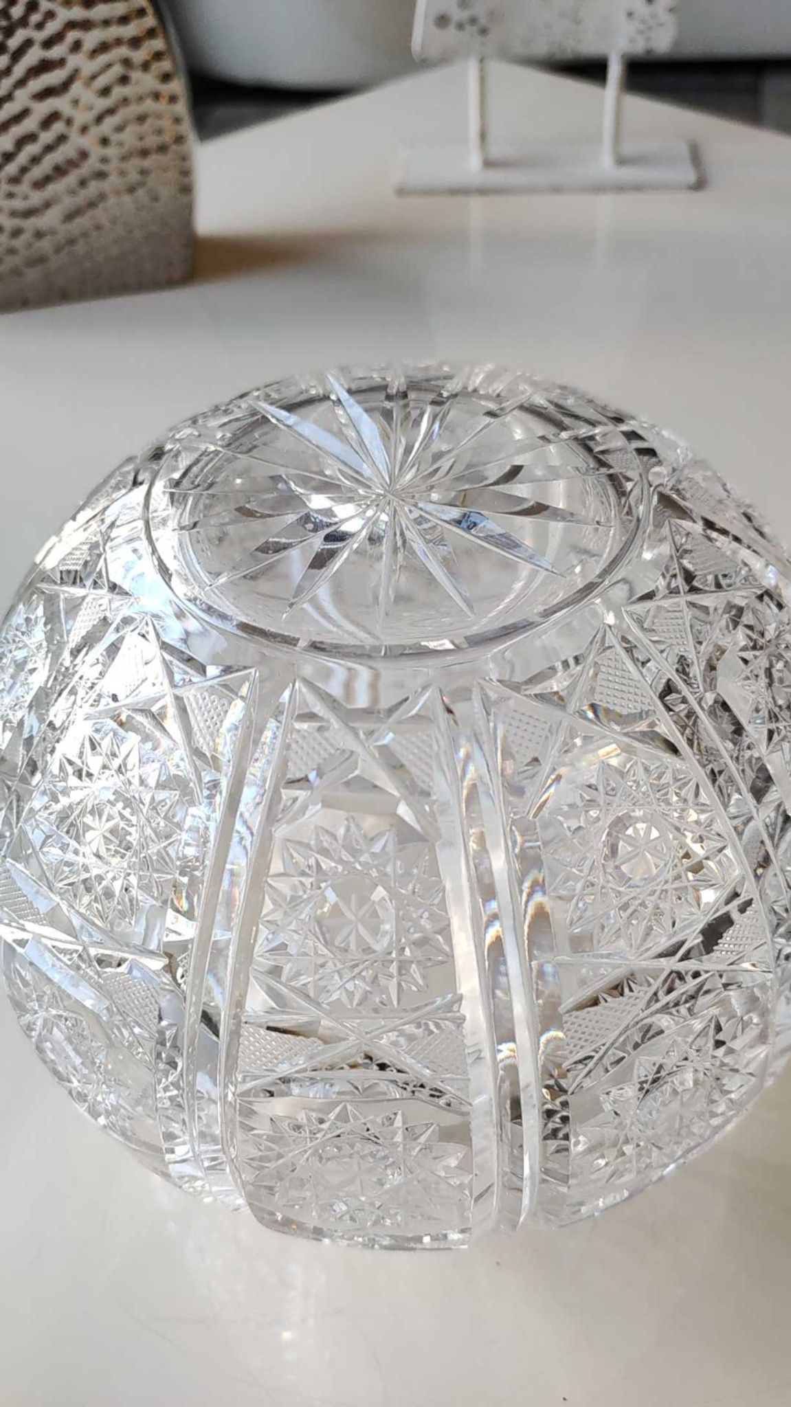 Vase shaped ball in carved Bohemian crystal. Star motifs, diamond braces, hardwoods. Diam 16 cm