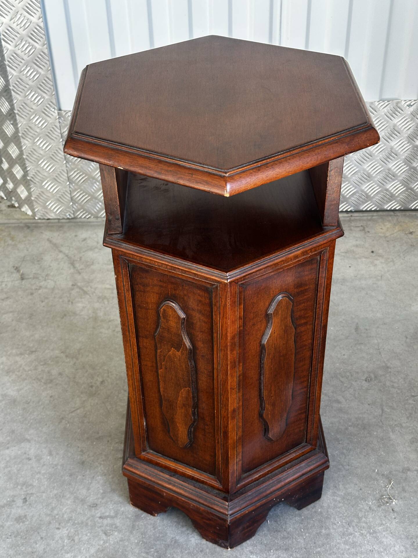 Meuble d’appoint hexagonal en bois d’acajou– XXe siècle