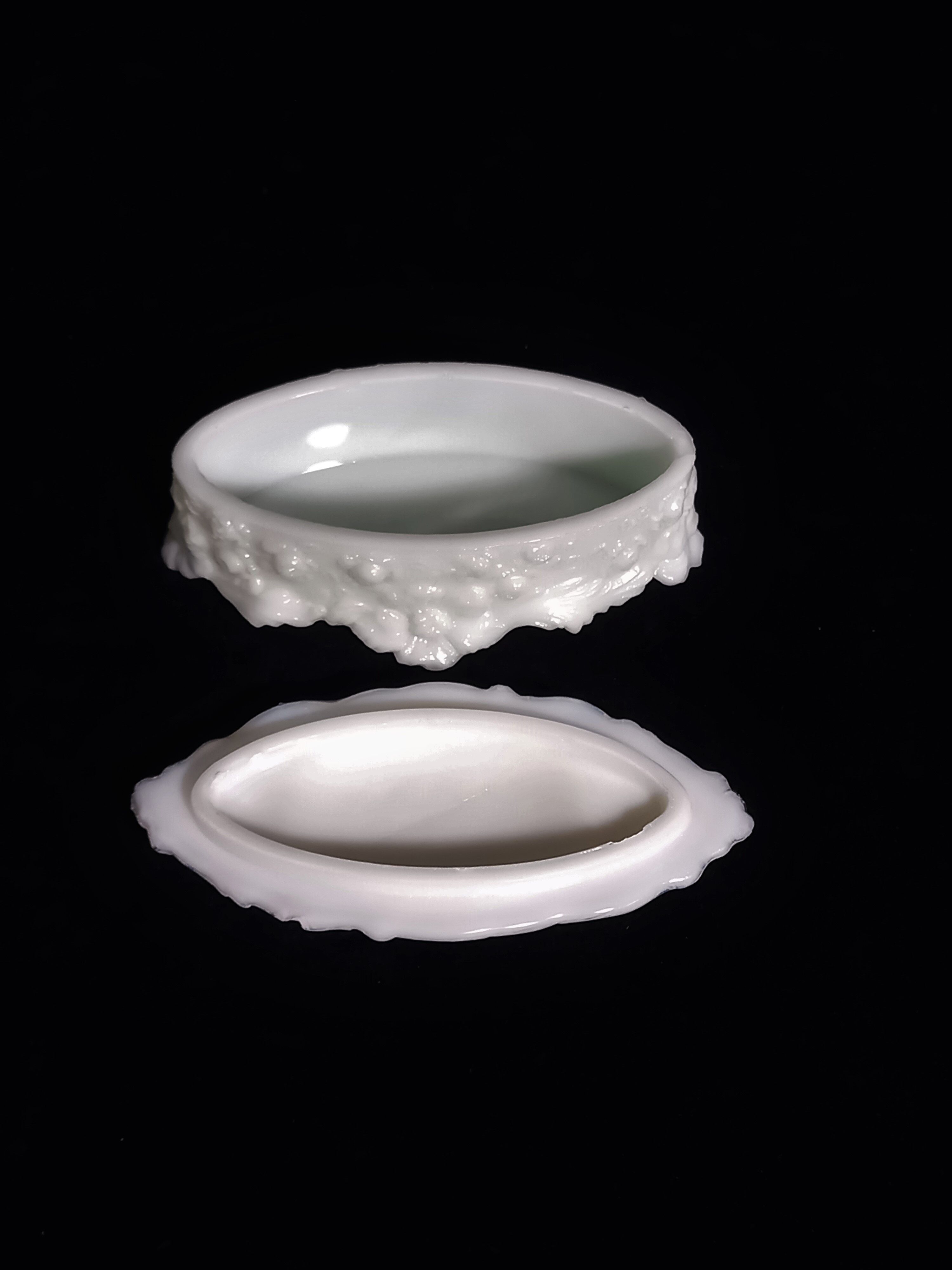 Boite style baroque en opaline blanche