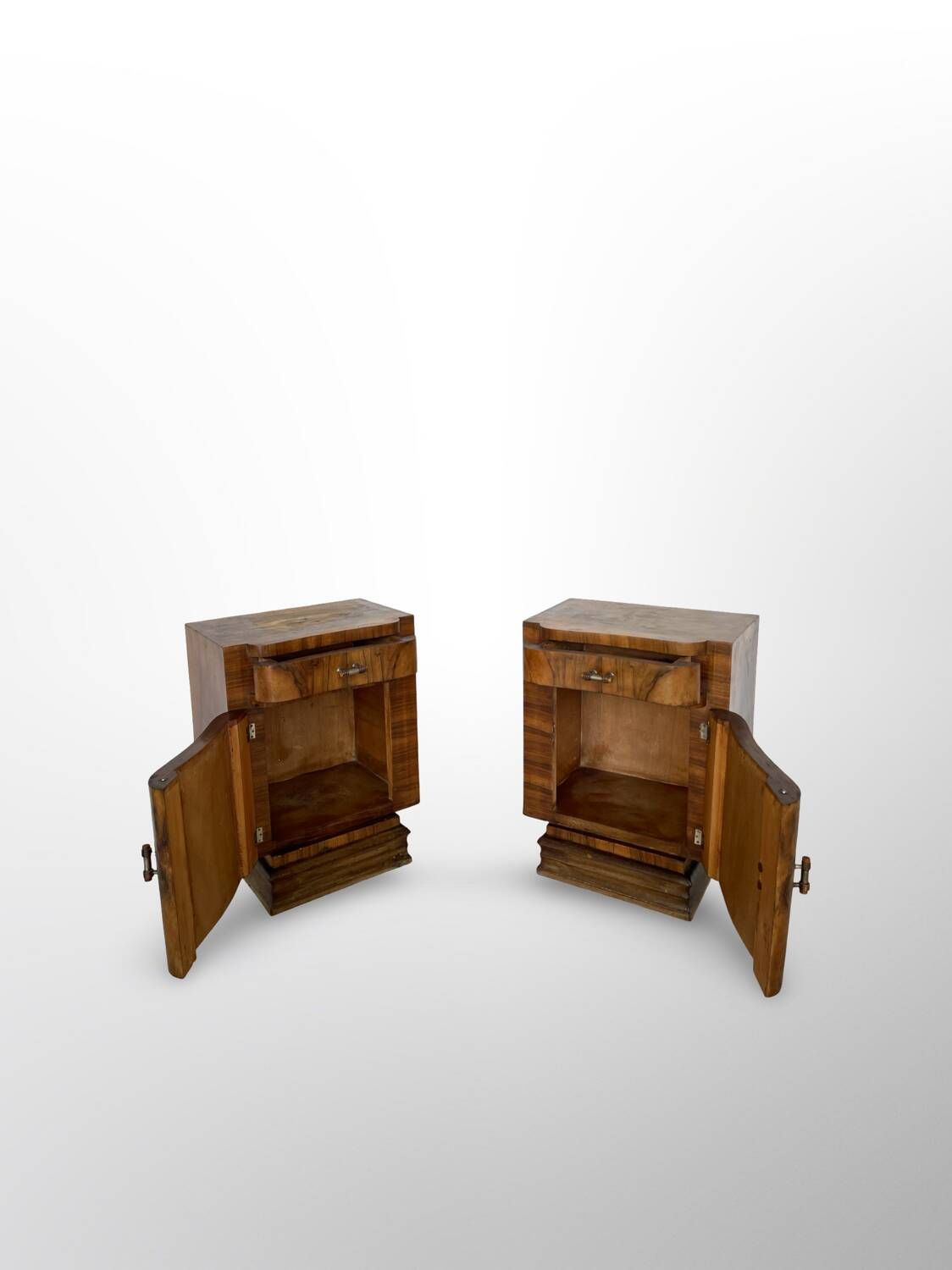 Tables de chevet Art déco italiennes en ronce de noyer, années 1930.