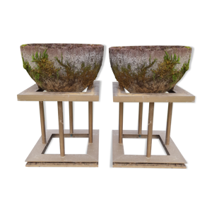 Paire de vases en pierre reconstitués avec portes pots métal doré