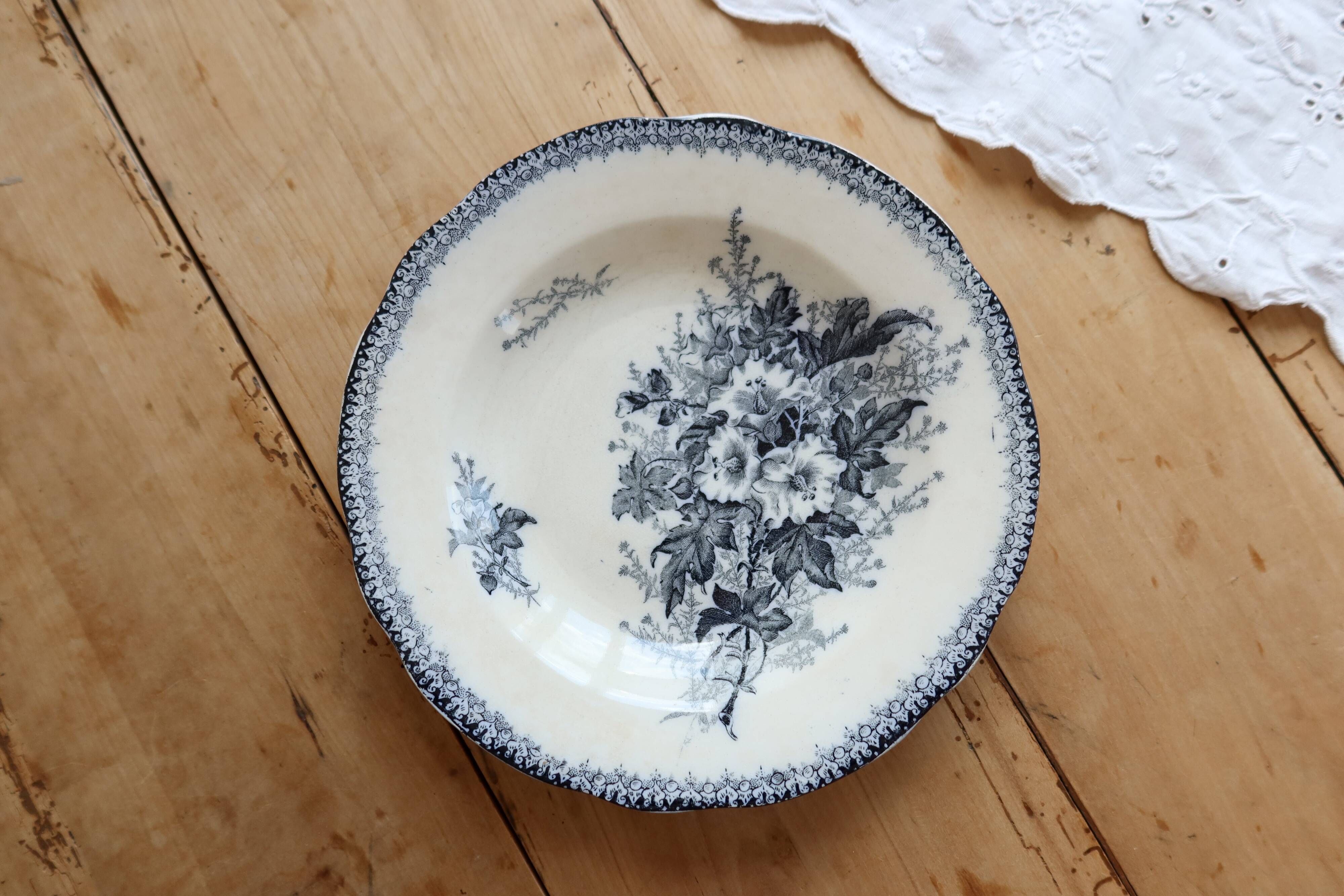 Assiette creuse terre de fer Onnaing - Décor végétal bleu