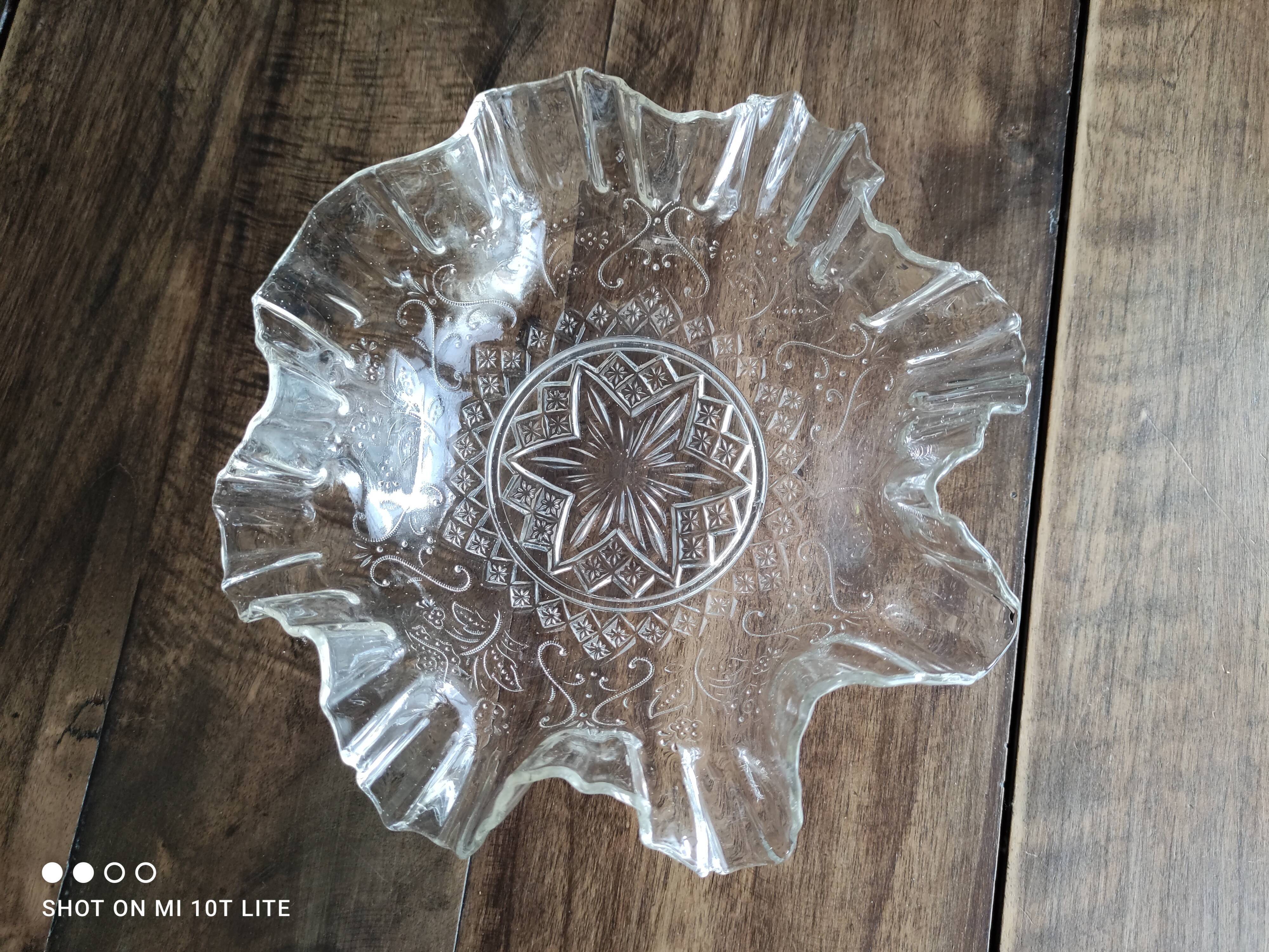 Cup, empty pockets in voluted molded glass decoration stars