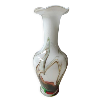 Vase en verre opalin soufflé vintage