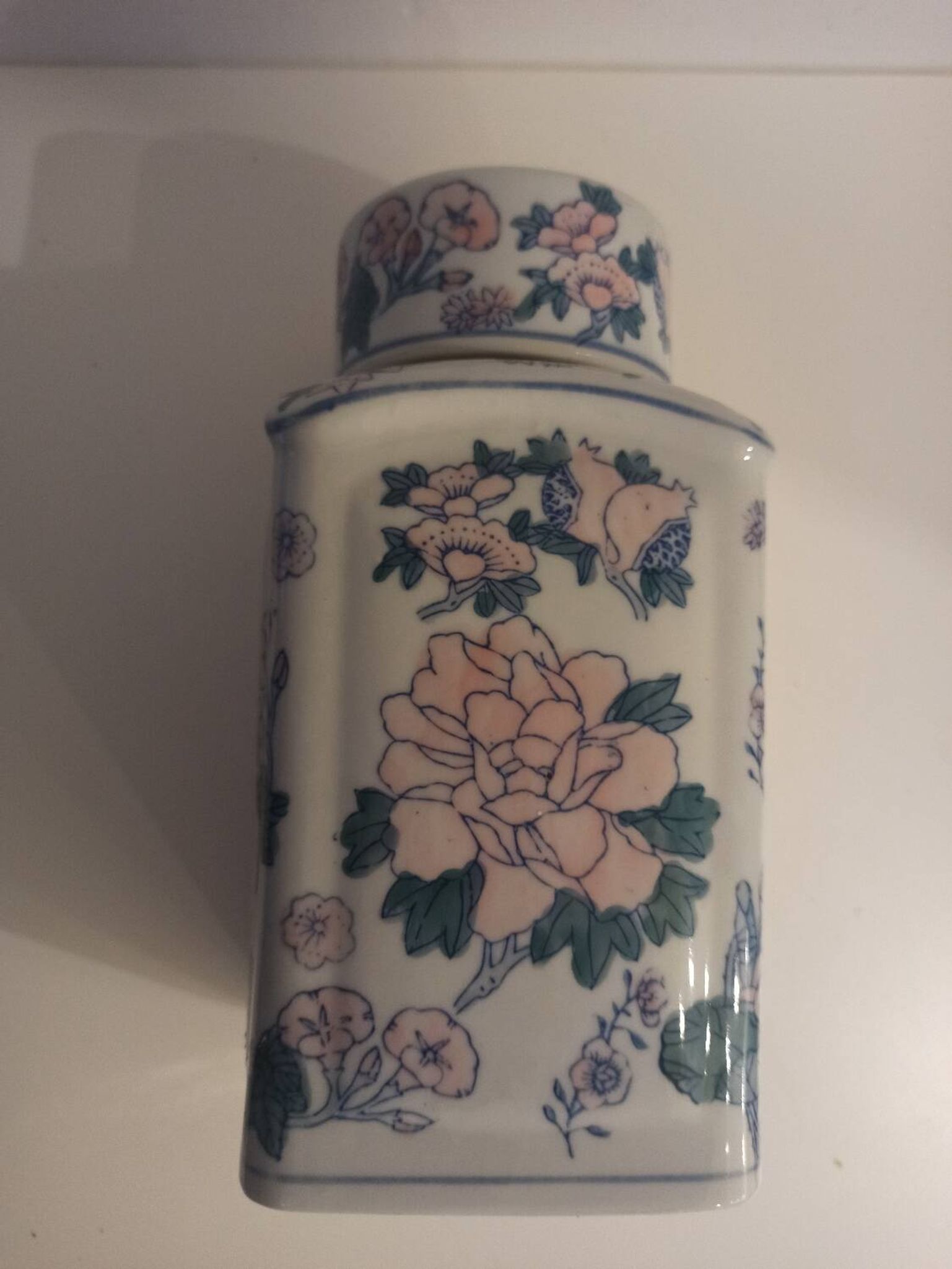 Bonbonnière à motifs asiatiques en porcelaine