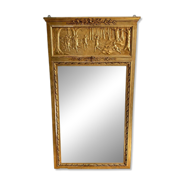 Trumeau doré de Style Louis XVI aux décors curieux.