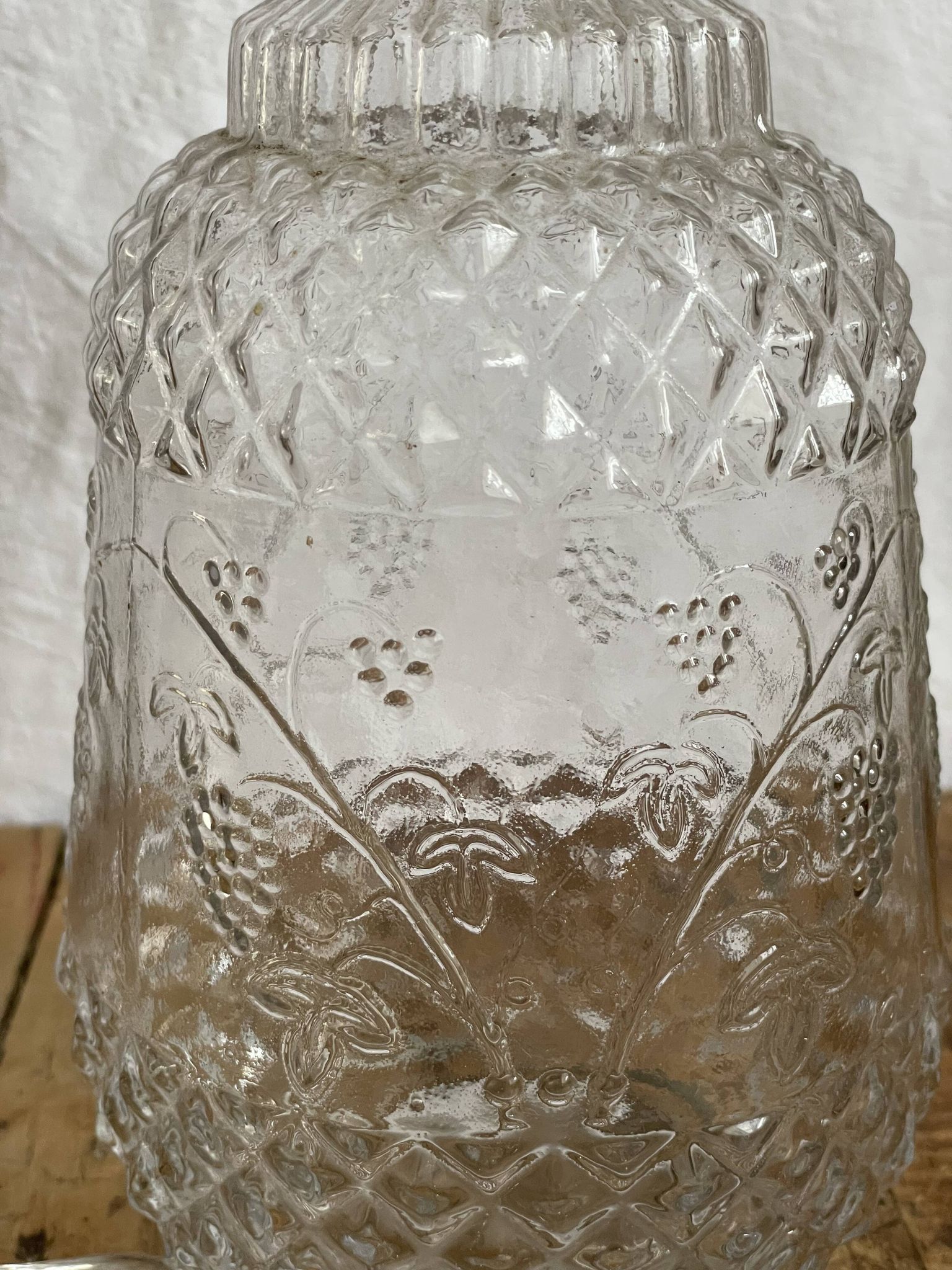 Carafe à vin en verre ciselé  transparent vintage