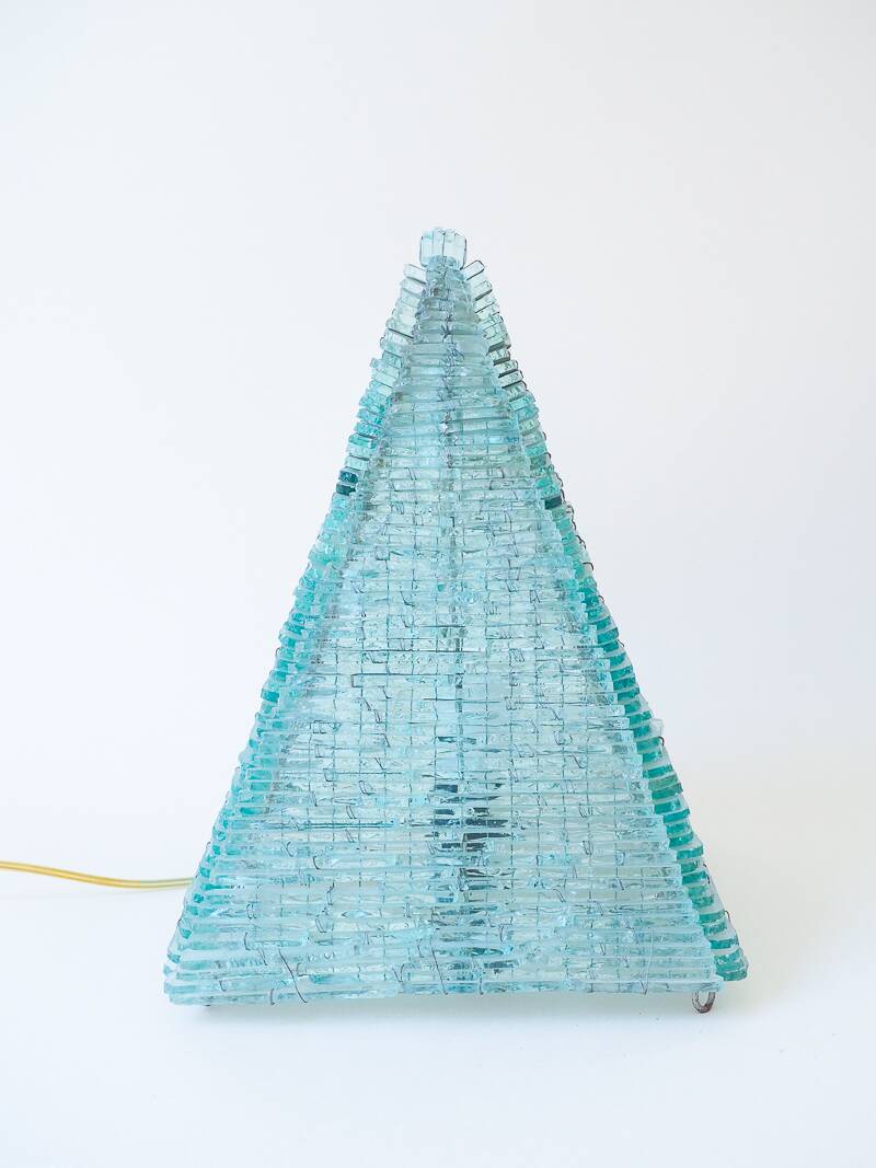 Large vintage pyramid lamp in metal and glass – Sculptural design from the year