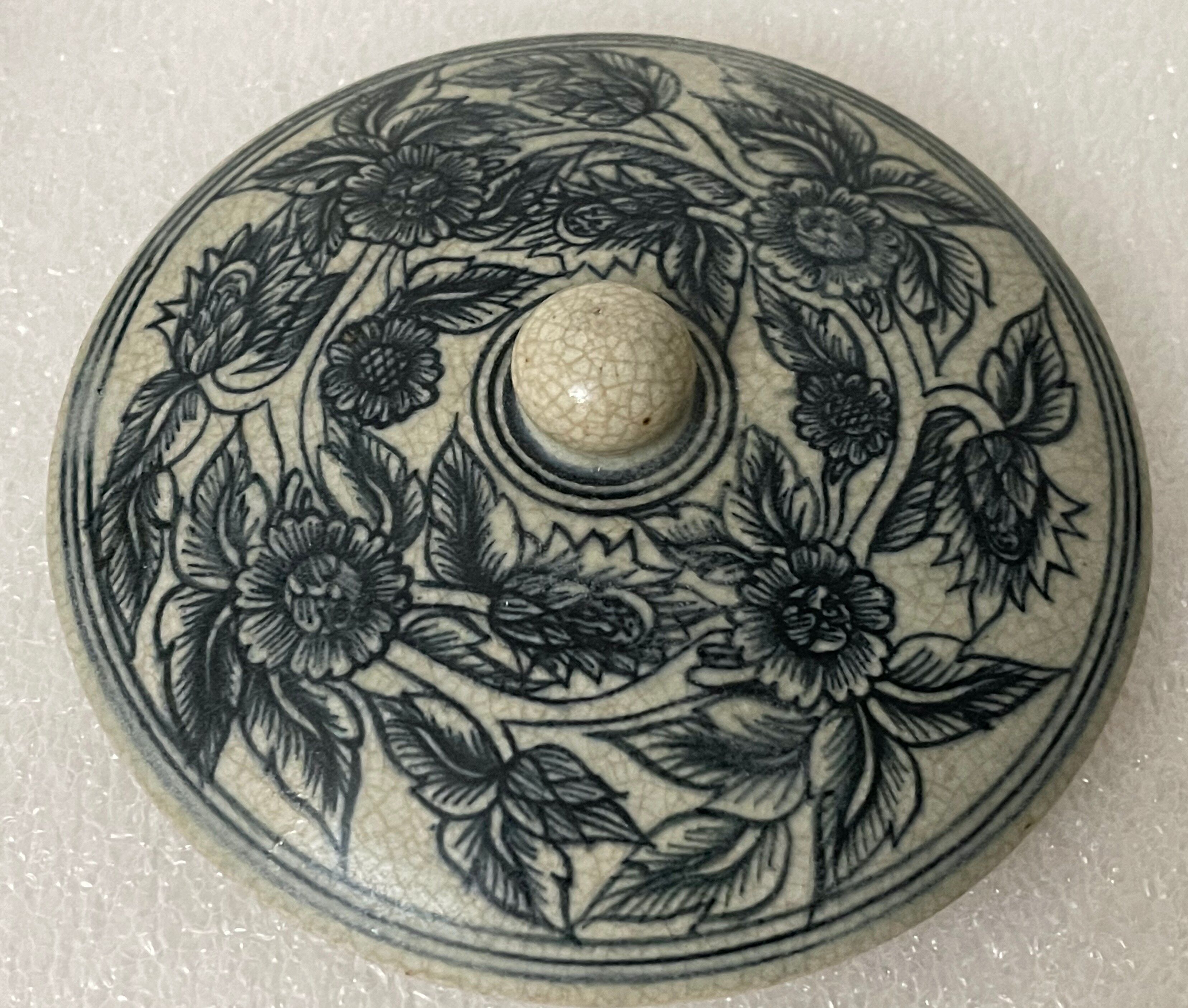 Box of Vietnam later Le dynasty XV or XVI