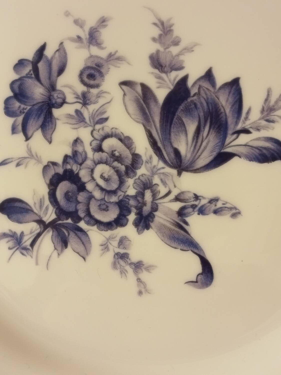 Many vintage flat plates by Richard Ginori.