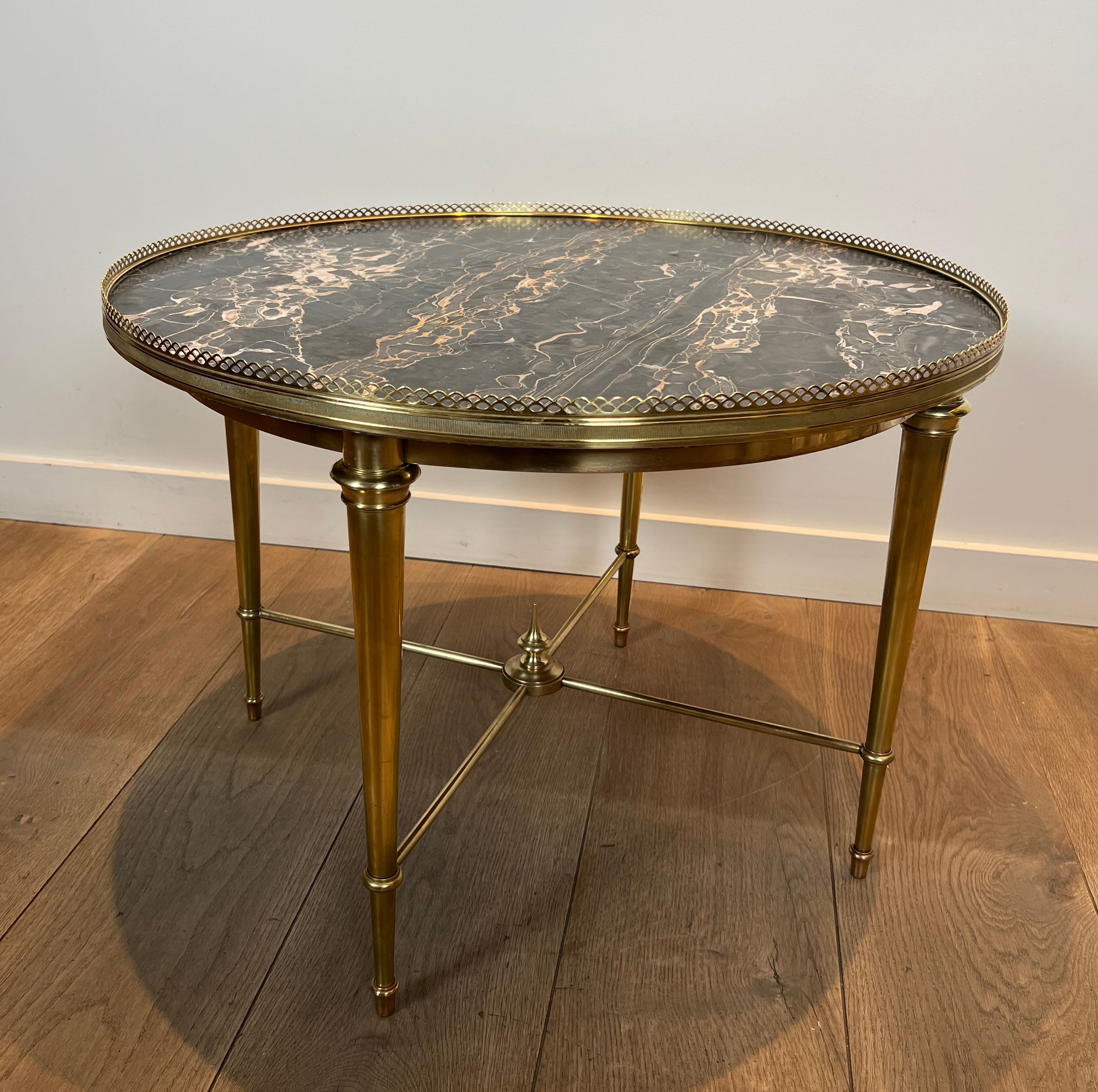 Round coffee table in brass with a marble top from the Ramsay house.