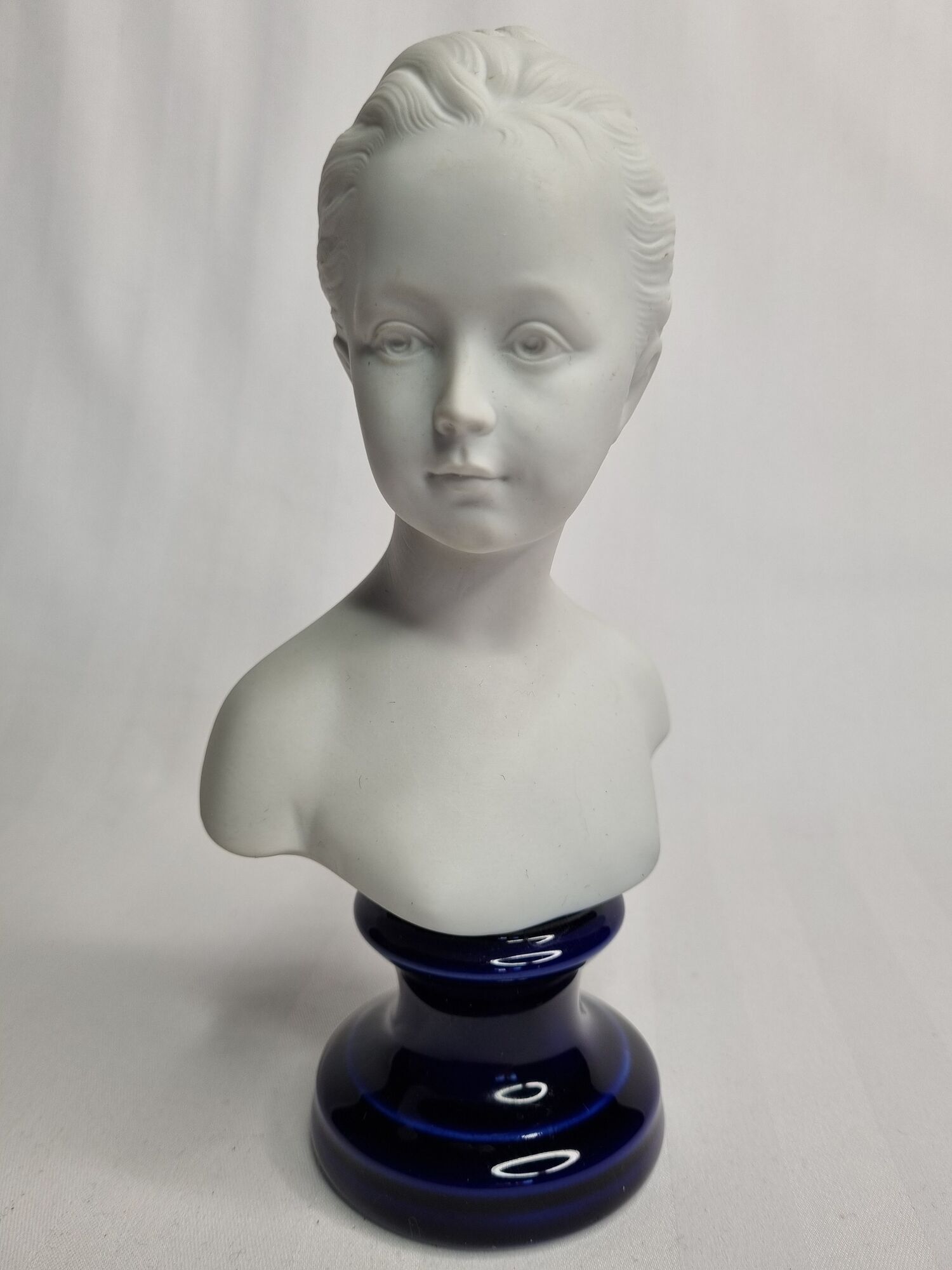 Bust in porcelain biscuit, Louise Brongniart child after Houdon, 20 cm