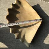 Shell-shaped soap dish in hard stone