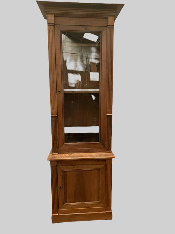 Vitrine en deux corps de style Directoire en noyer massif xx siècle