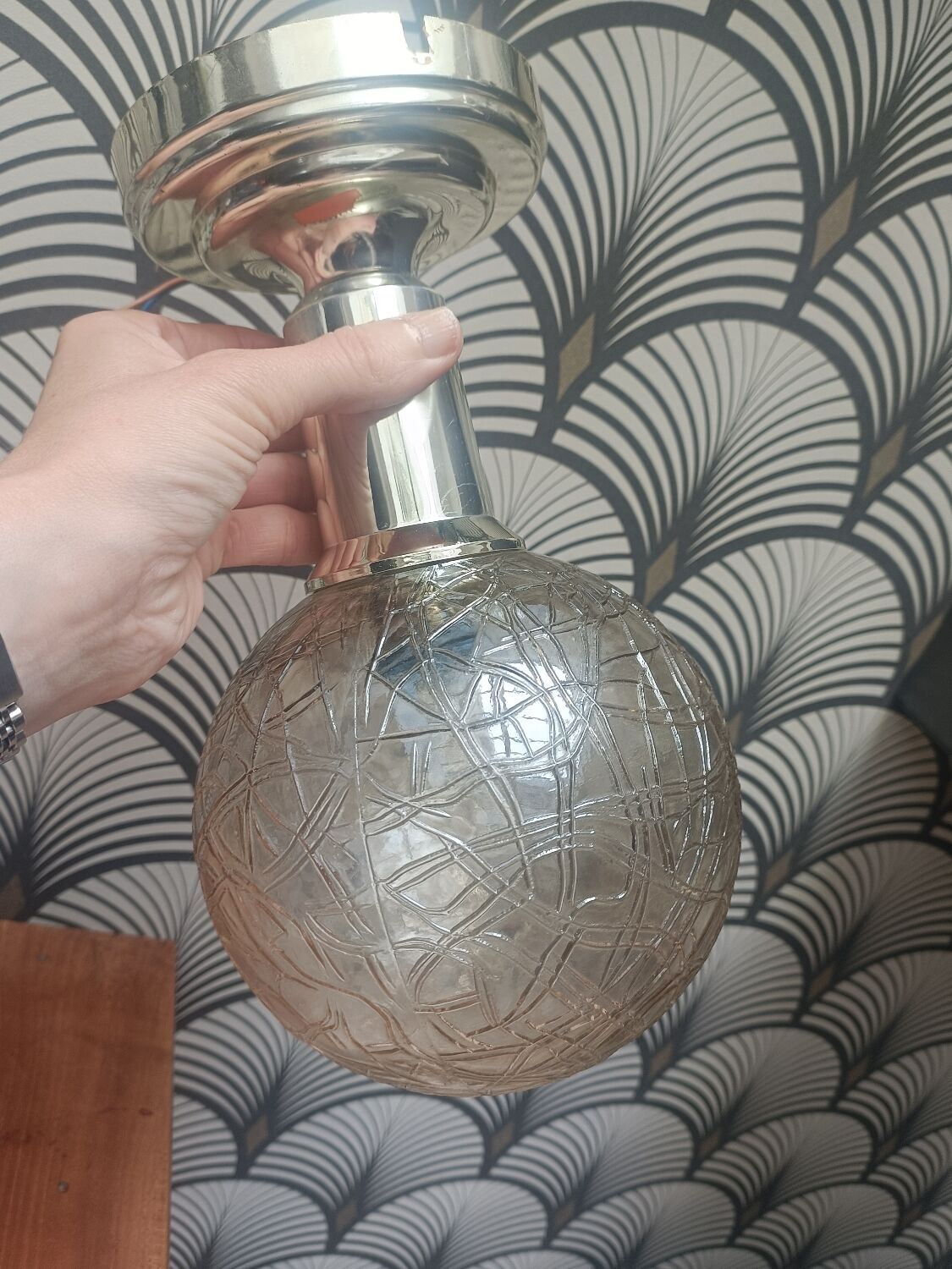 Applique avec globe en verre moulé ambré