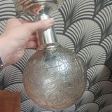 Applique avec globe en verre moulé ambré