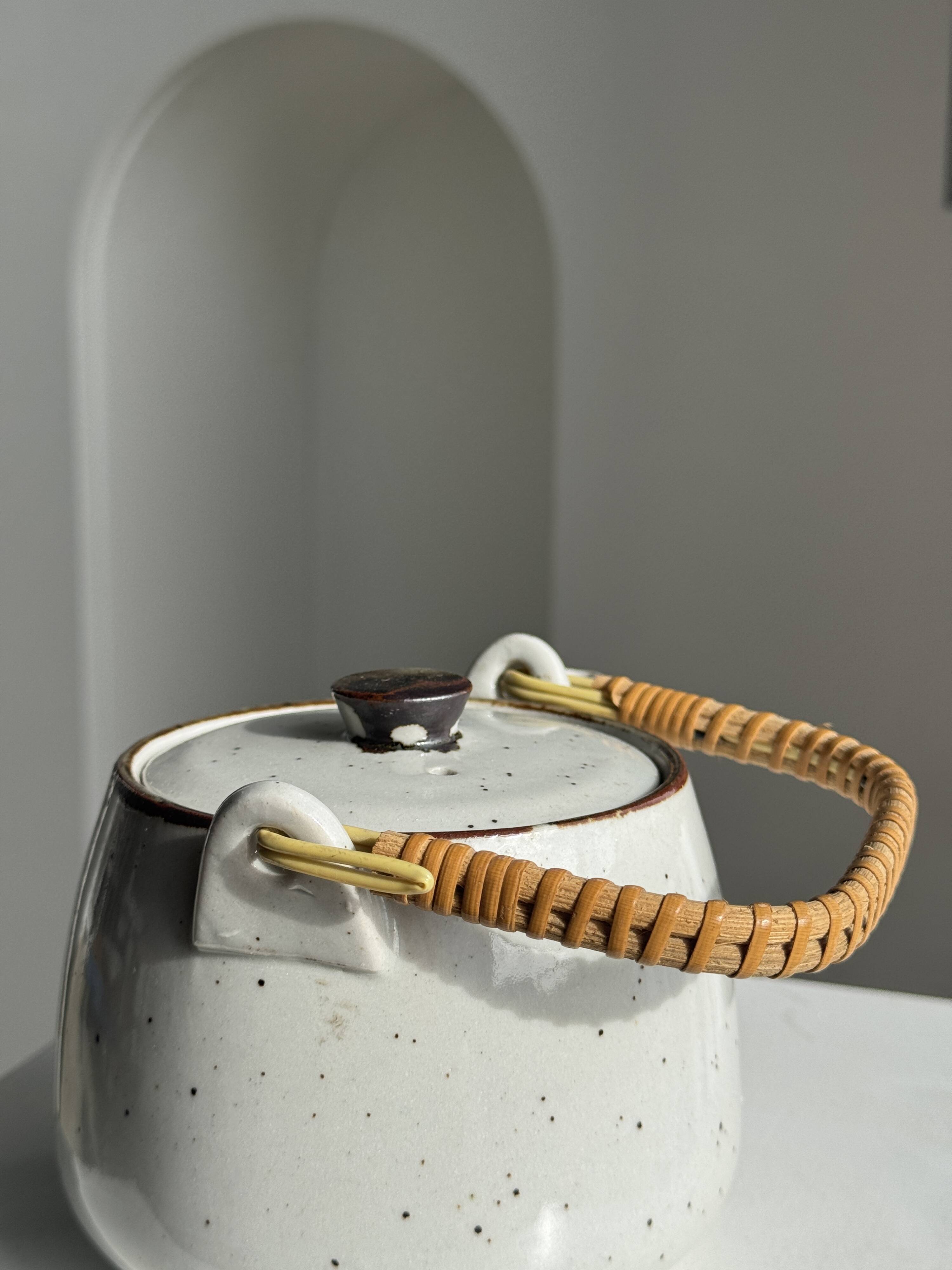 Petite théière asiatique en grès anse en rotin H11 D10