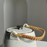 Petite théière asiatique en grès anse en rotin H11 D10