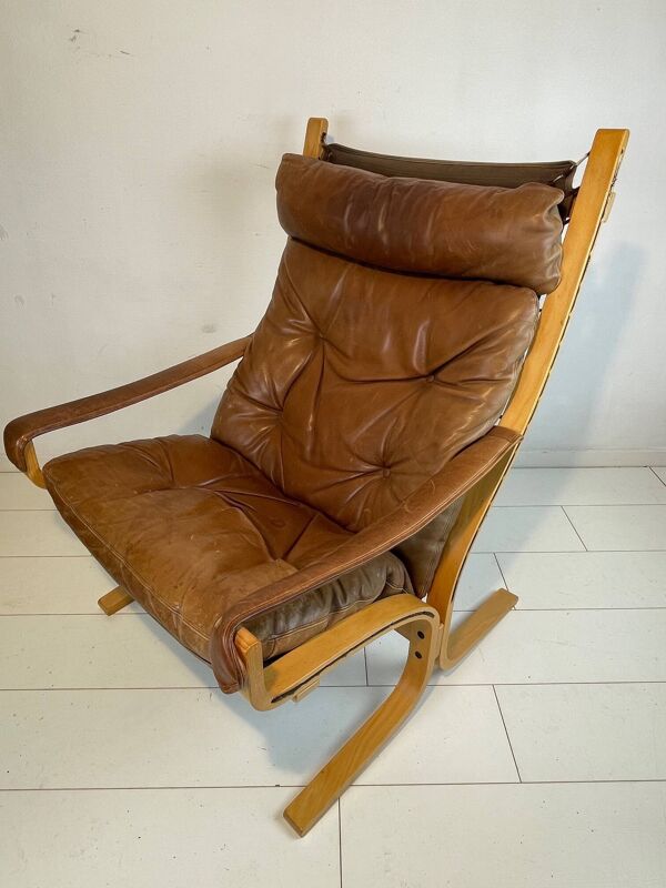 Belle chaise vintage Westnofa modèle Siesta par Ingmar Relling. Chaise Siësta en cuir. Belle patine.