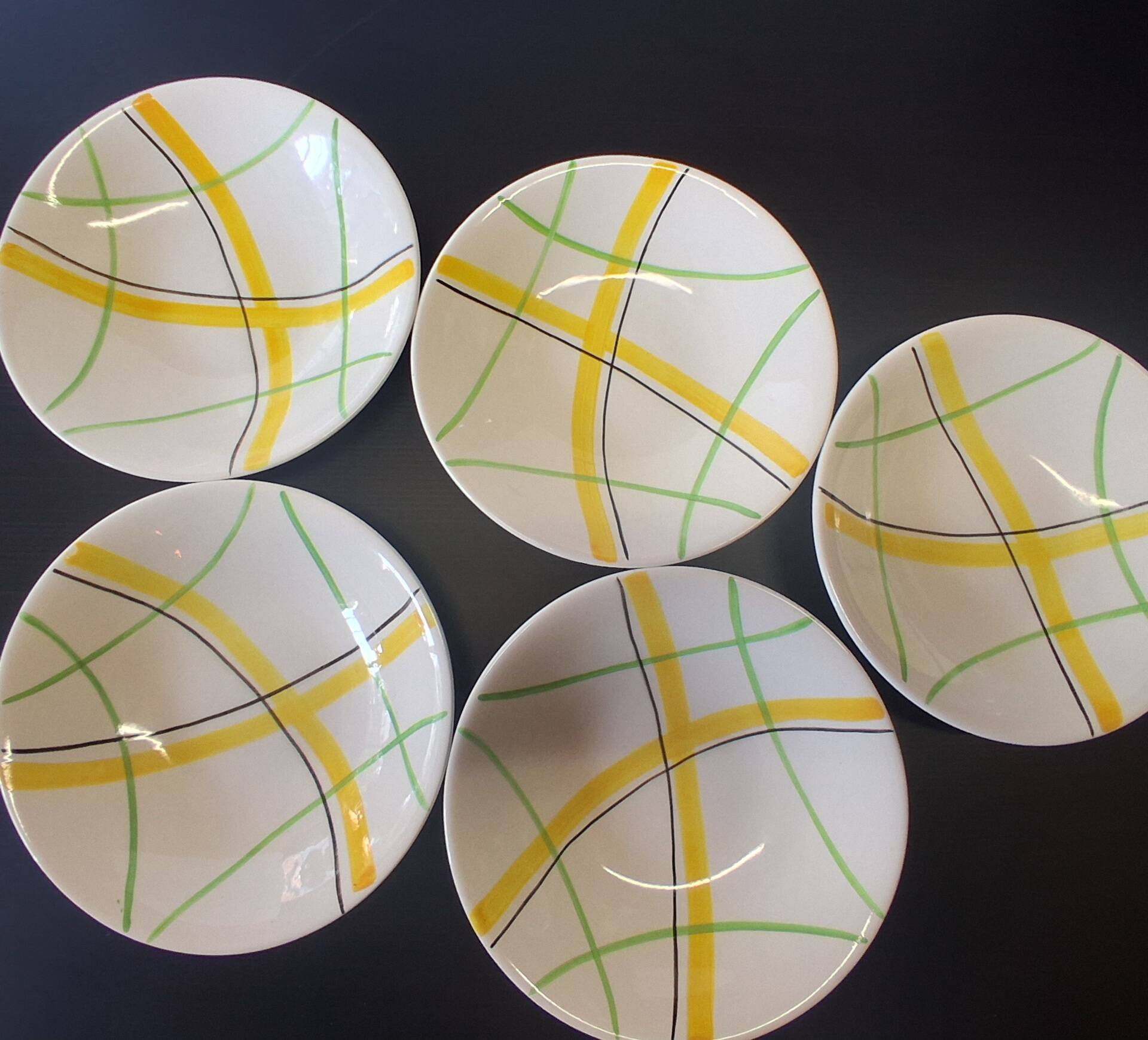 5 deep plates from Gien model "Sarabande" in good condition.