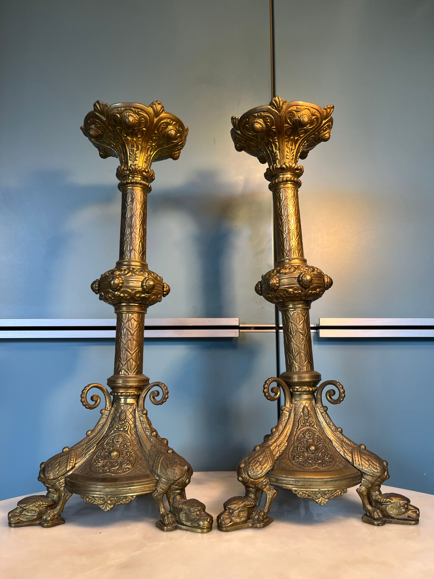 Paire de chandeliers néo-gothiques h=42cm