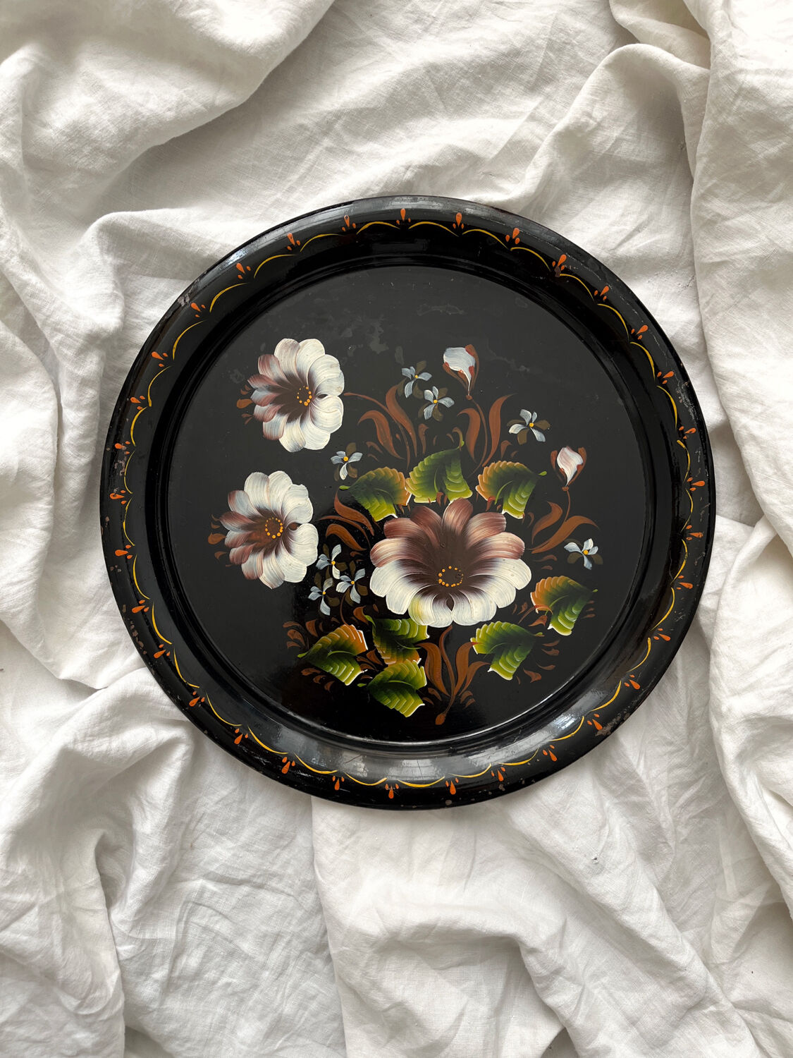 Round black metal tray with vintage flowers