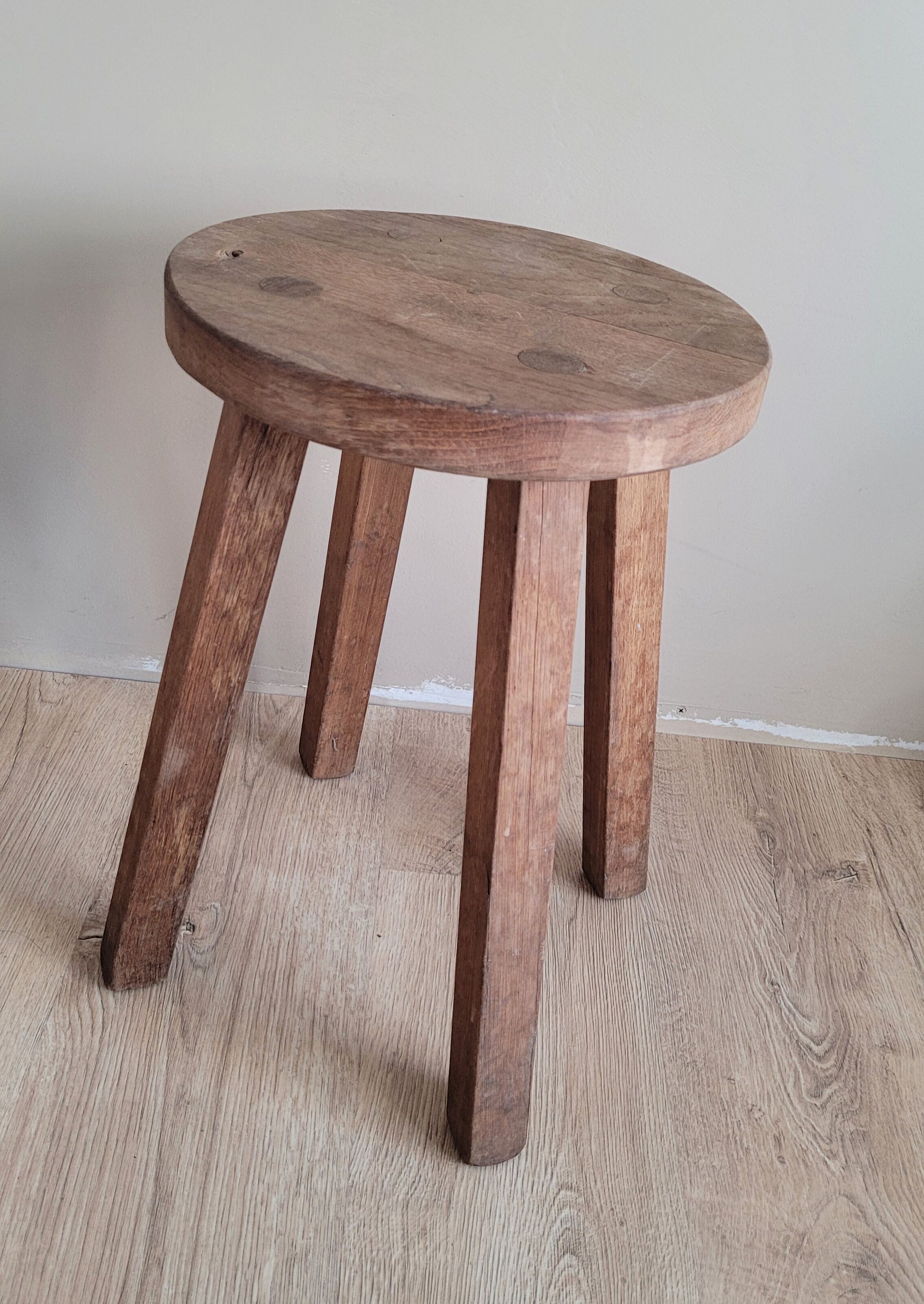 Round workshop stool