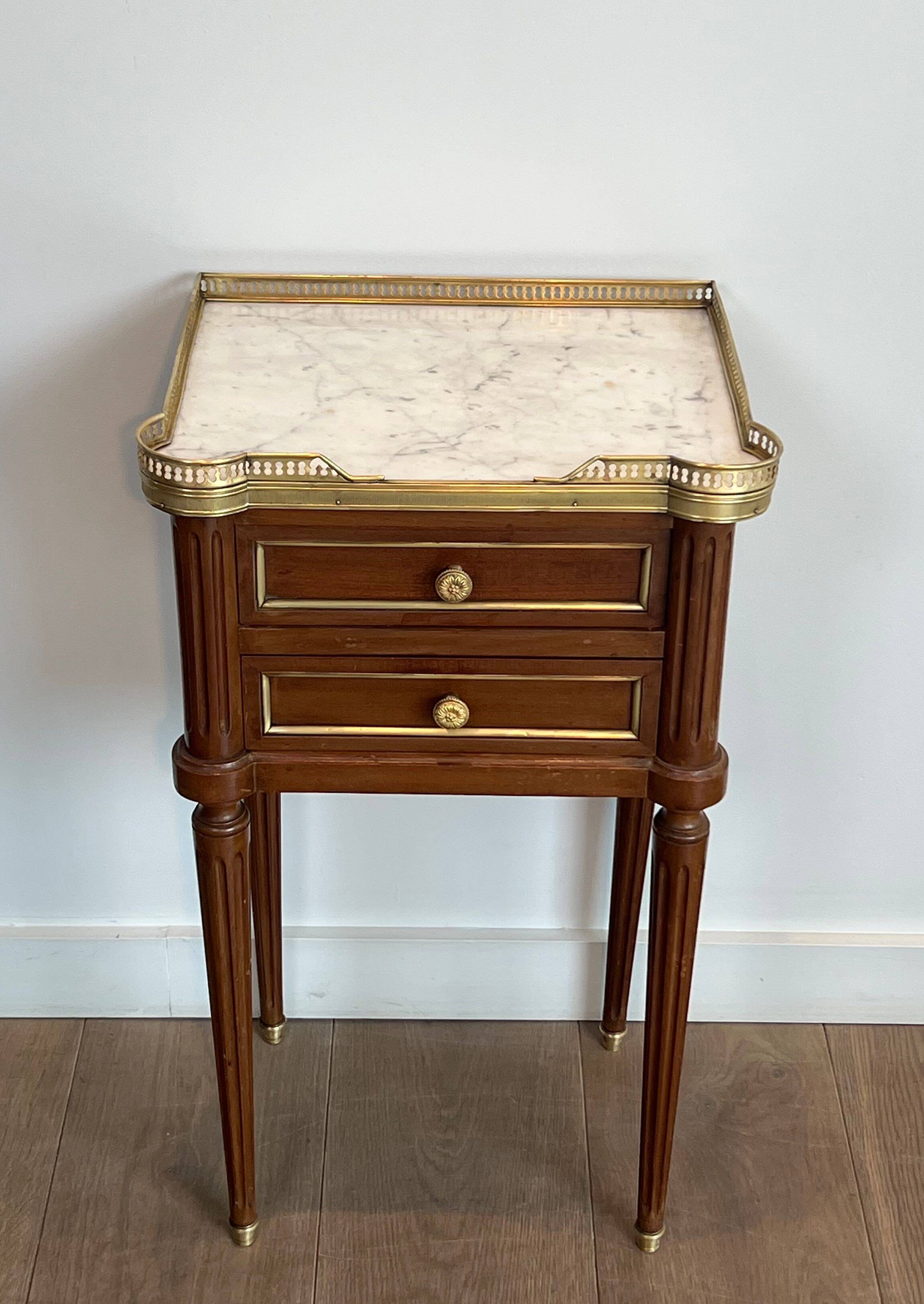 Pair of mahogany and brass side tables or bedside tables with Carrara marble tops.