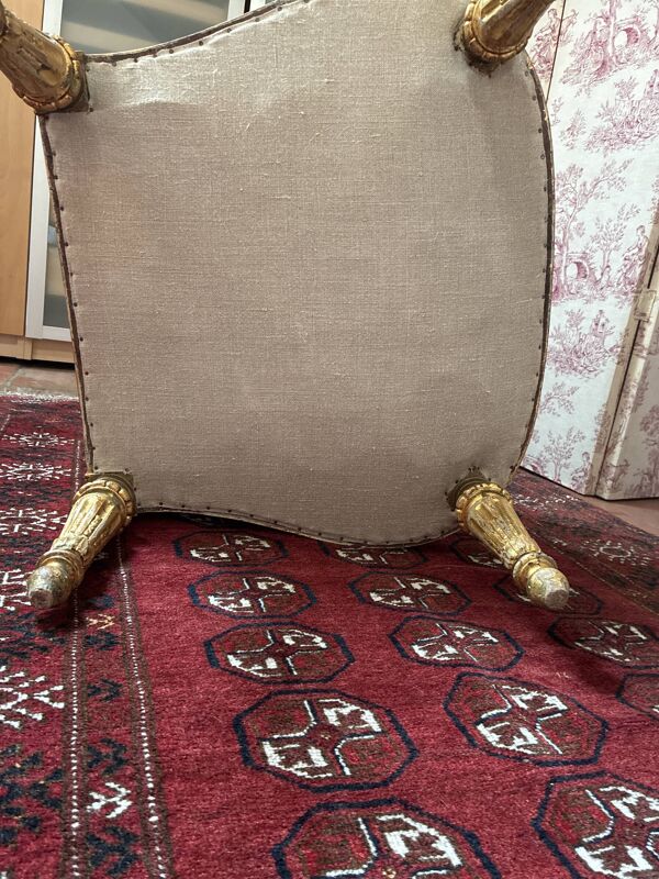 Gros fauteuil cabriolet de style Louis XVI en bois doré