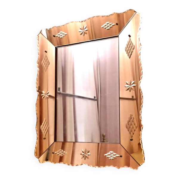 Miroir vénitien à bord rose et décors gravés vintage des années 50 / 60