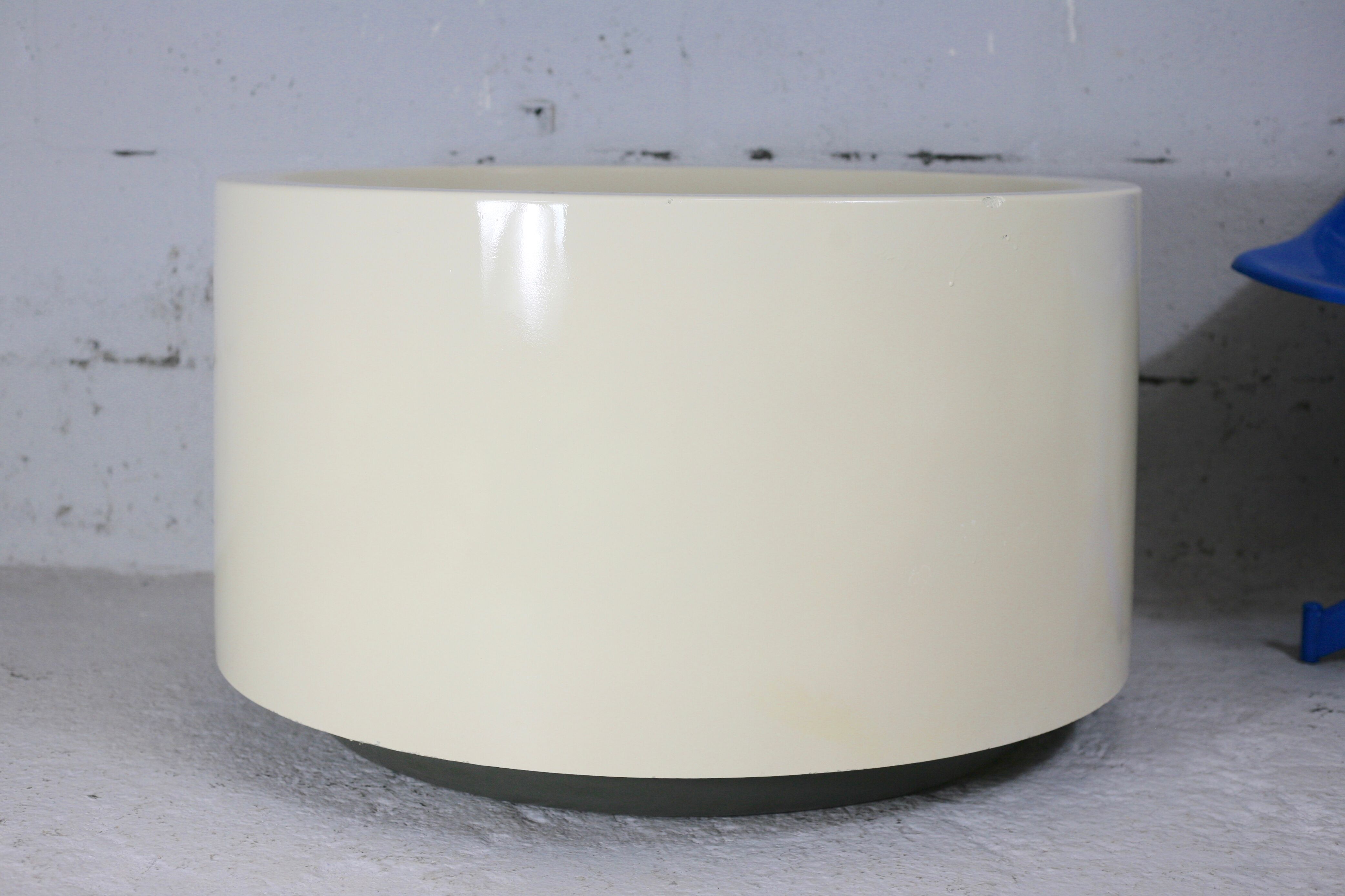Important cylindrical planter in cream lacquered fiberglass, circa 1970